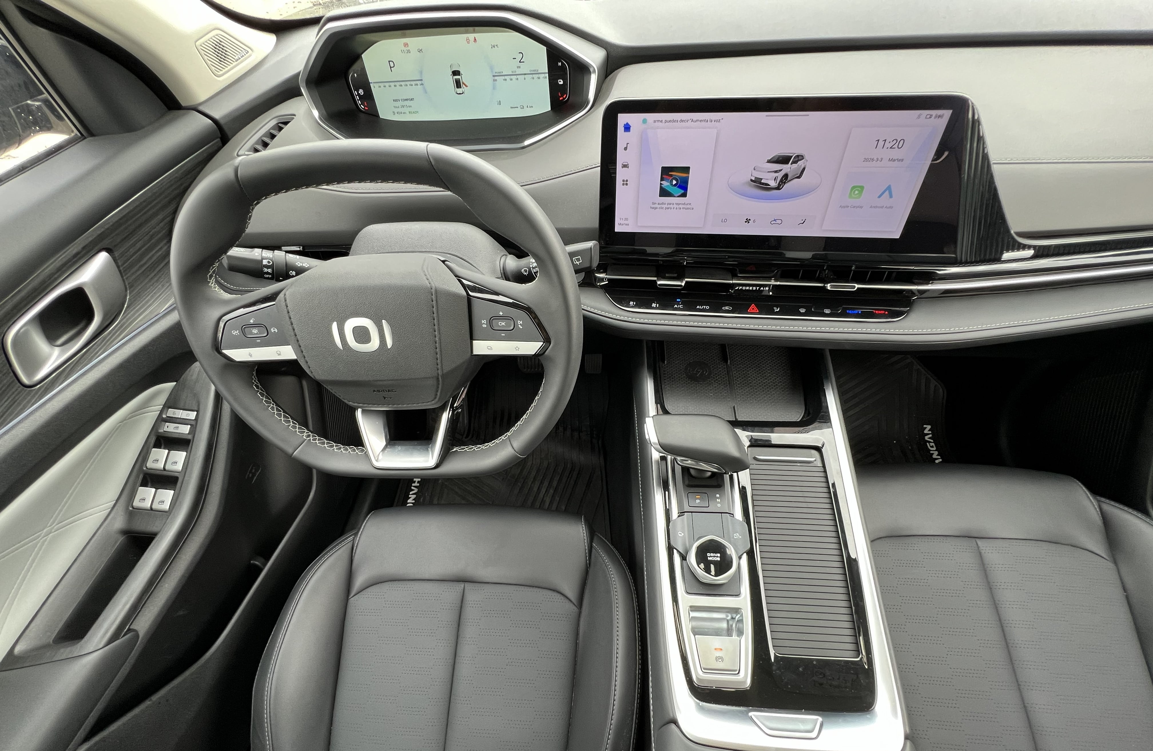 El volante multifunción es de estilo deportivo en forma de D