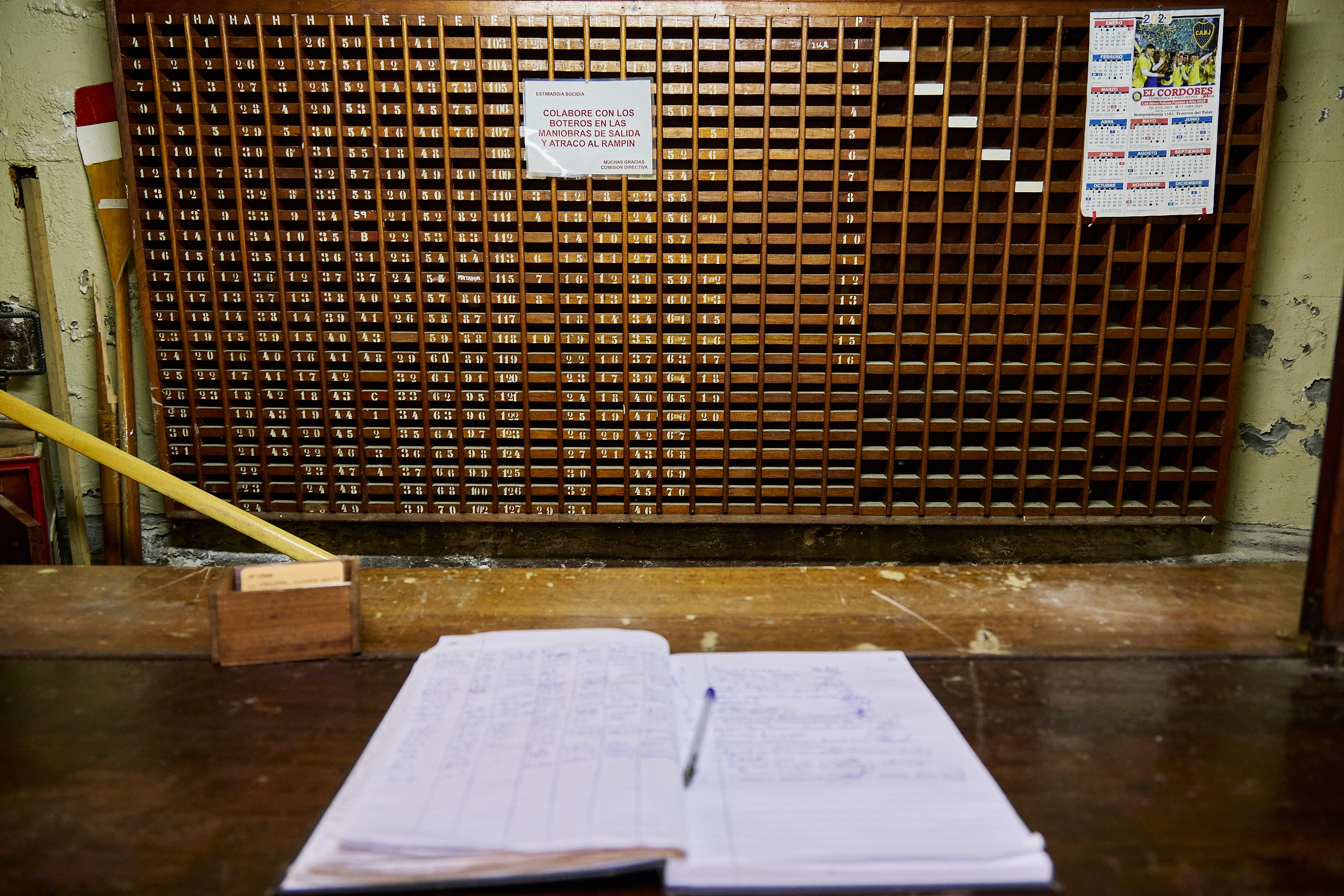 La pared de la botería conserva los números que identificaban cada bote en servicio. El socio entregaba el carnet y se colocaba un papel en el casillero correspondiente para registrar la salida. Hoy se utilizan muy pocos; en otra época estaban todos ocupados
