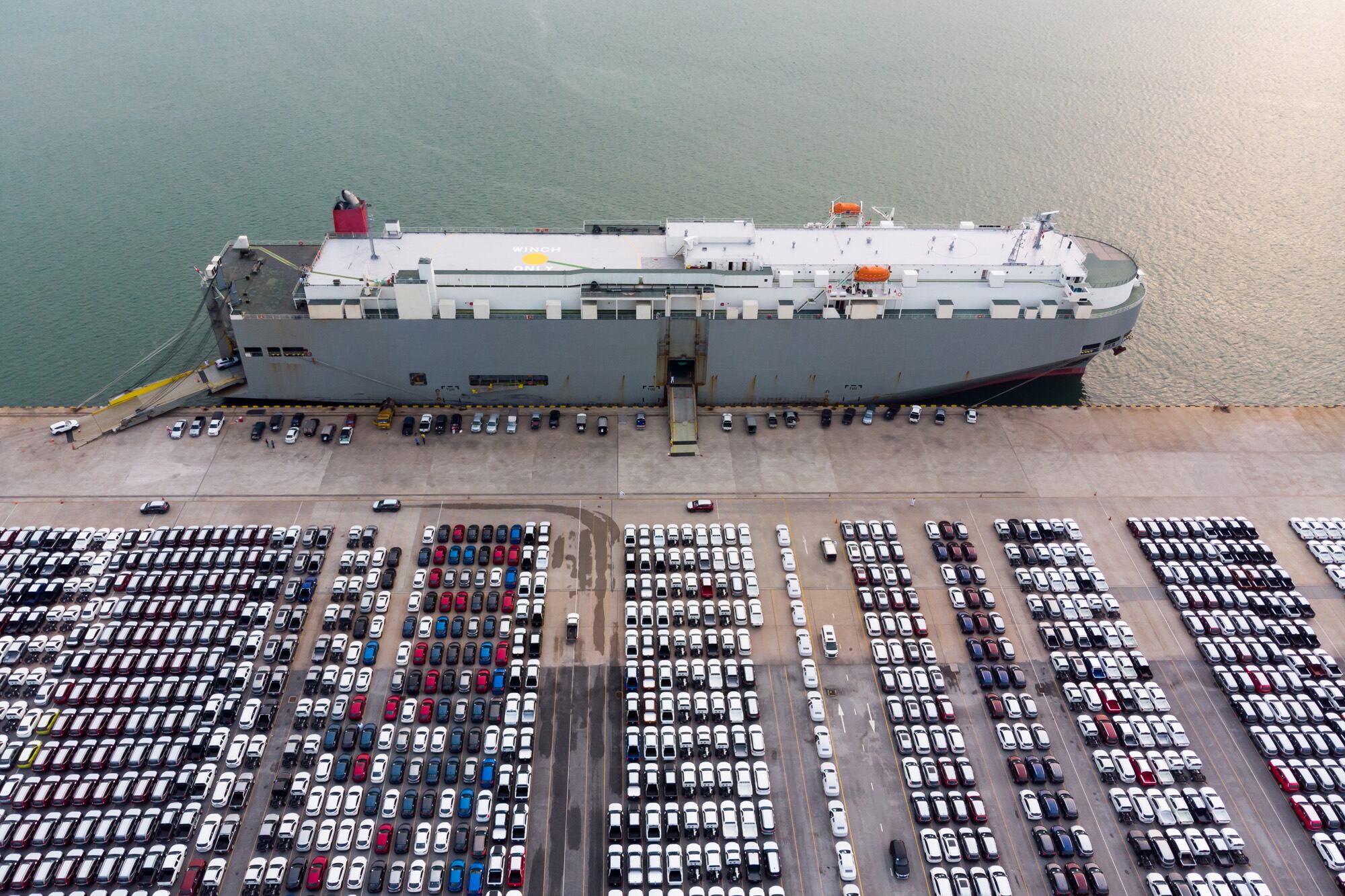 Por qué se están acumulando los autos en los puertos: la otra cara de la “invasión china”