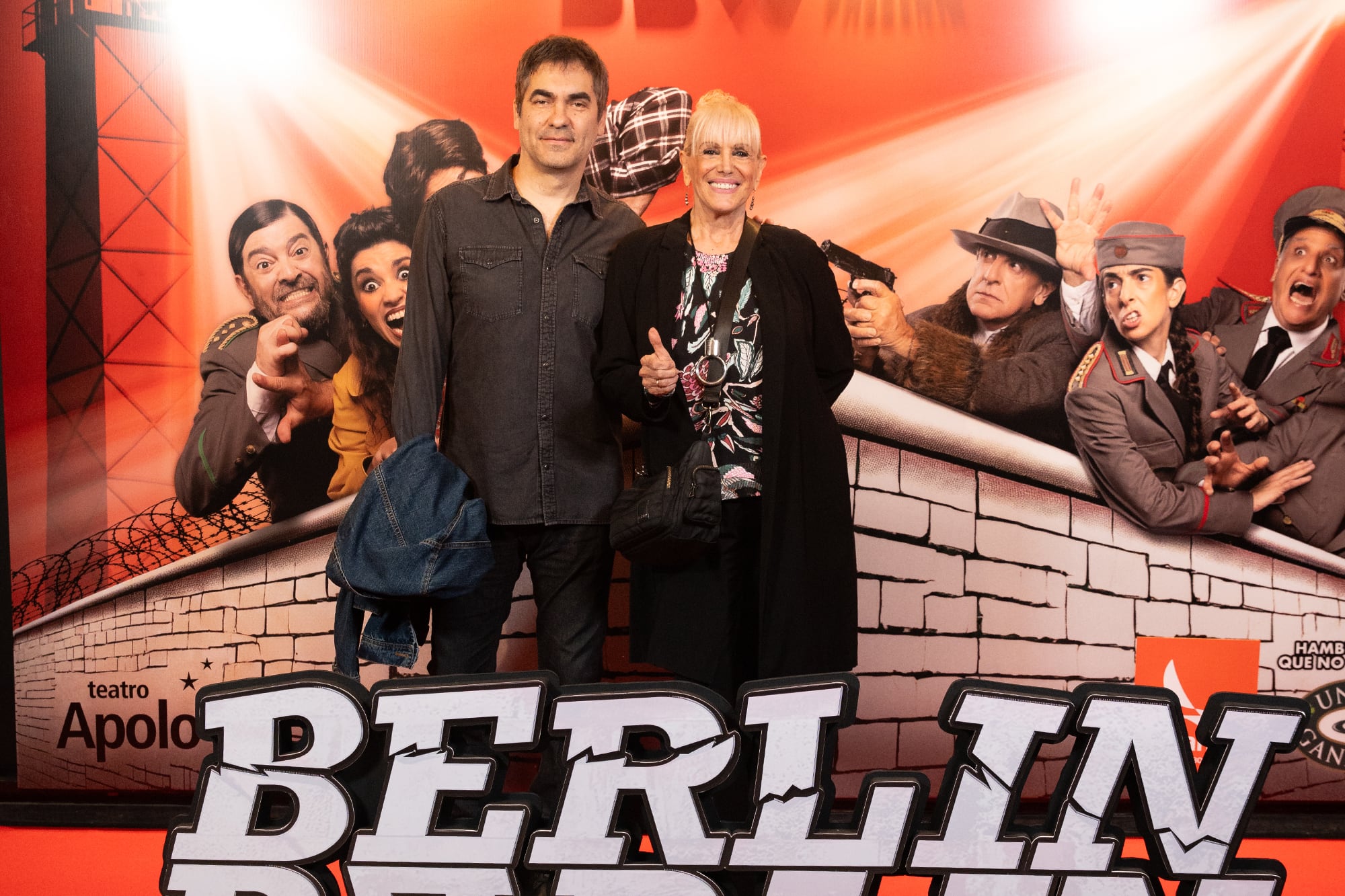 Noches de estreno: una novia orgullosa, un productor enamorado y una cumbre de comediantes en la calle Corrientes 18 Valeria Lynch y Mariano Martínez también disfrutaron de la obra, que resultó ganadora del Premio Molière 2022 a la Mejor Comedia, y propone una desopilante historia de espionaje y enredos ambientada en plena Guerra Fría, combinando humor físico, ritmo vertiginoso y situaciones inesperadas