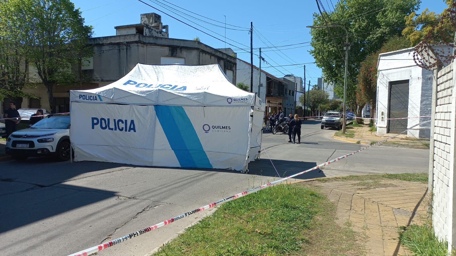 Peritos y personal policial trabajando en la escena tras el enfrentamiento armado