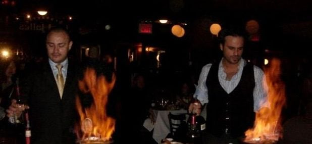 Trabajó con Bourdain y abrió una hamburguesería clásica de Palermo: “Comer carne seca no tiene vuelta atrás” 6 Chacra preparando Crepes Suzette en el restaurante Les Halles de Nueva York