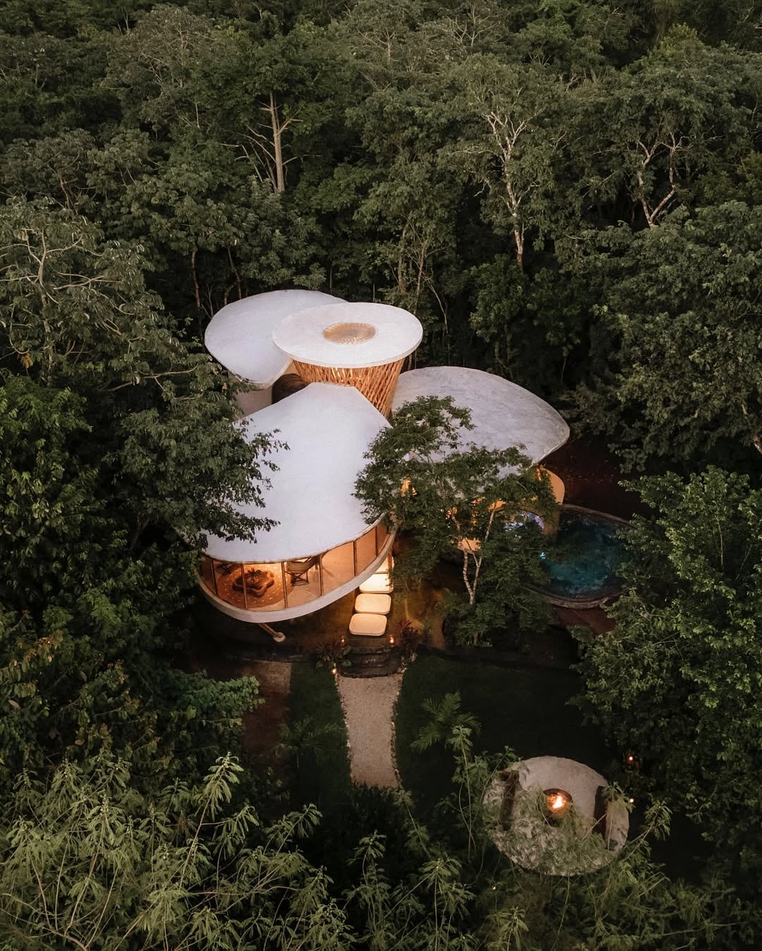 Esta vivienda fue hecha a mano con técnicas tradicionales, incorpora materiales locales como piedra volcánica y la resina maya “chukum”, un yeso natural