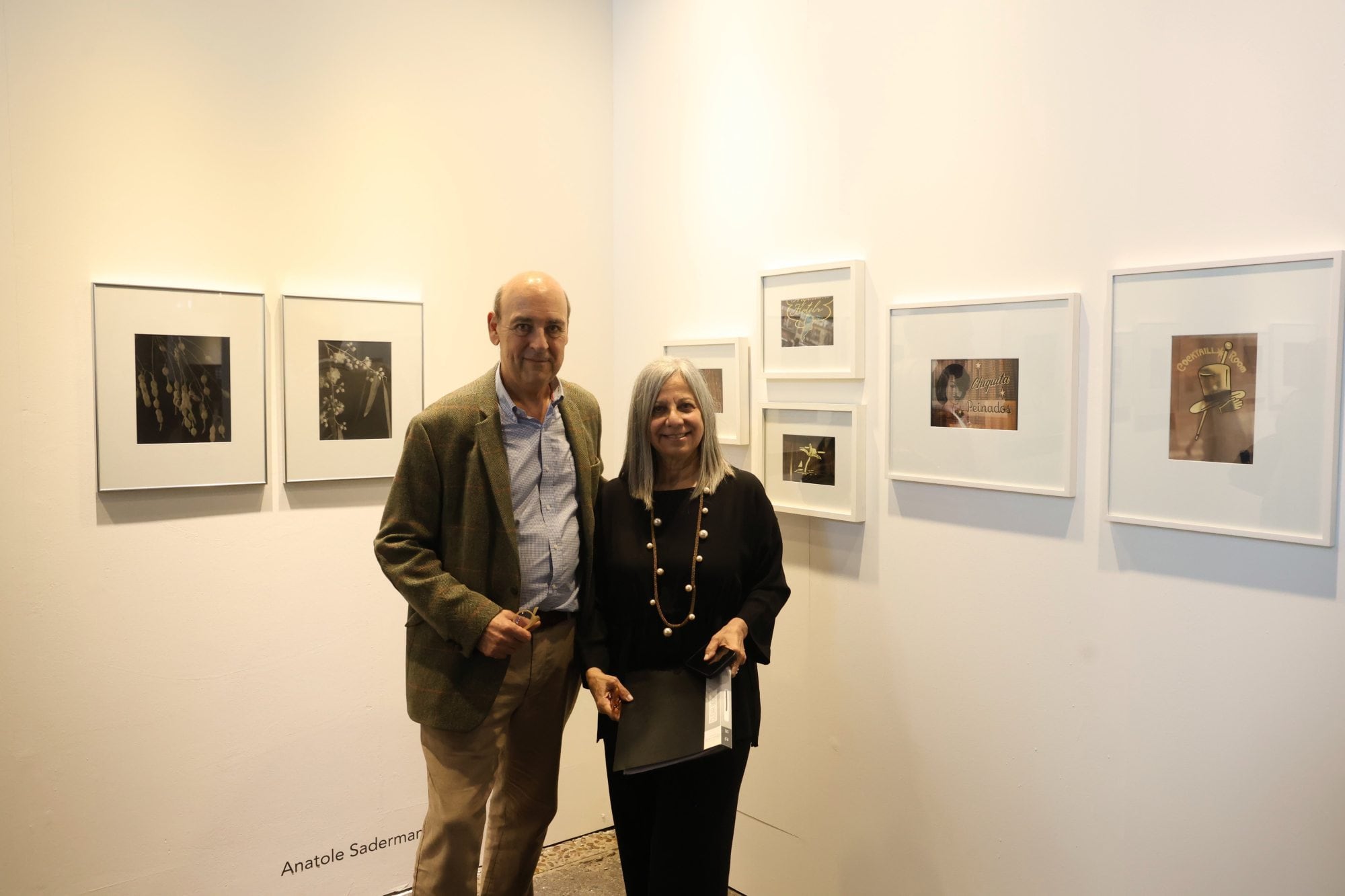 Facundo de Zuviría y Marina Pellegrini con fotografías de la serie que tiene el MoMA