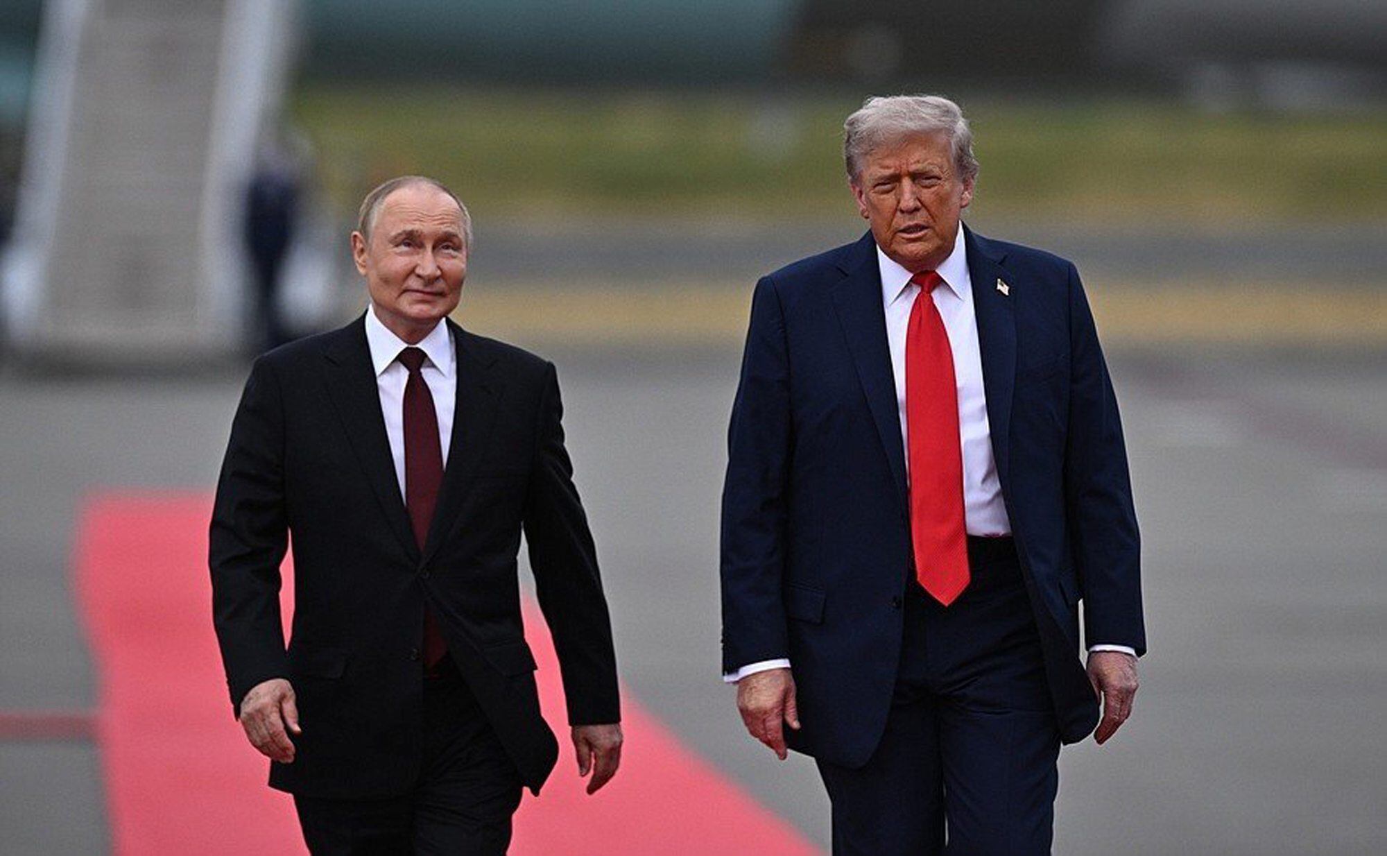 Donald Trump y Vladimir Putin caminan en la alfombra roja en la cumbre de Alaska