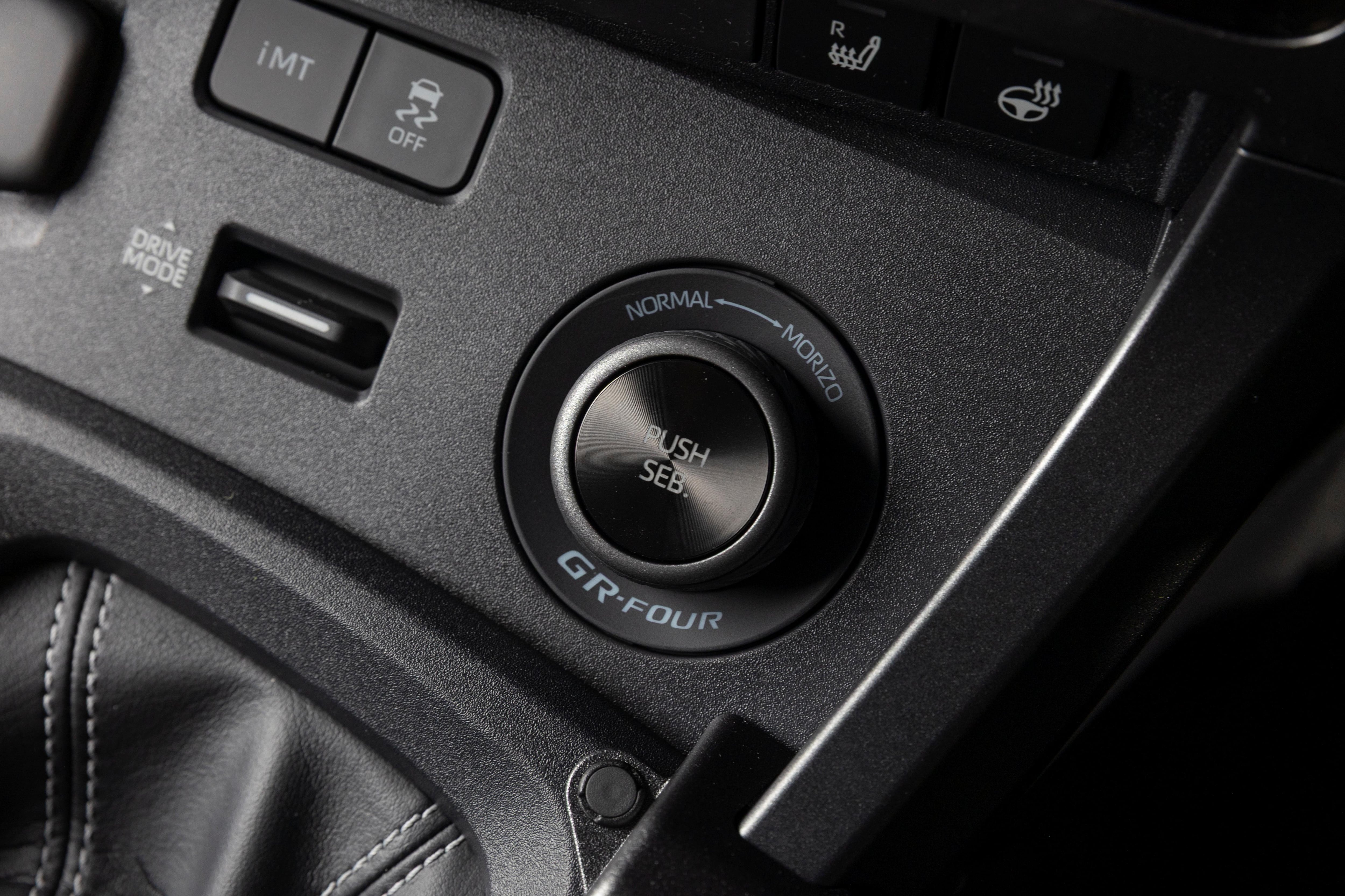 Introduce dos modos especiales de control de tracción total desarrollados en colaboración con el propio Ogier