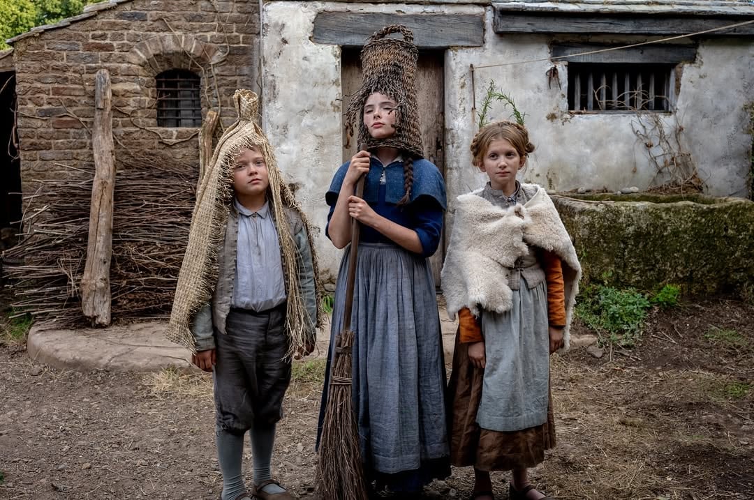 Jacobi Jupe, Bodhi Rae Breathnach y Olivia Lynes en Hamnet (Foto: Instagram @hamnetmovie)