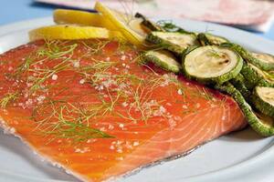 Salmón marinado con guarnición de zucchinis