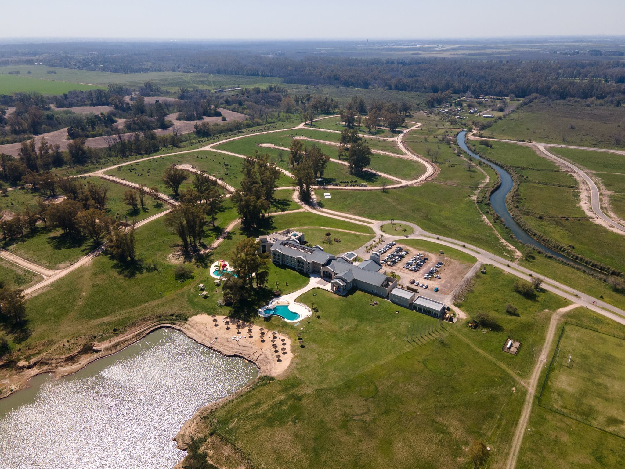 Aluen se ubica en las inmediaciones de la Ruta 58 y la nueva Autopista Perón