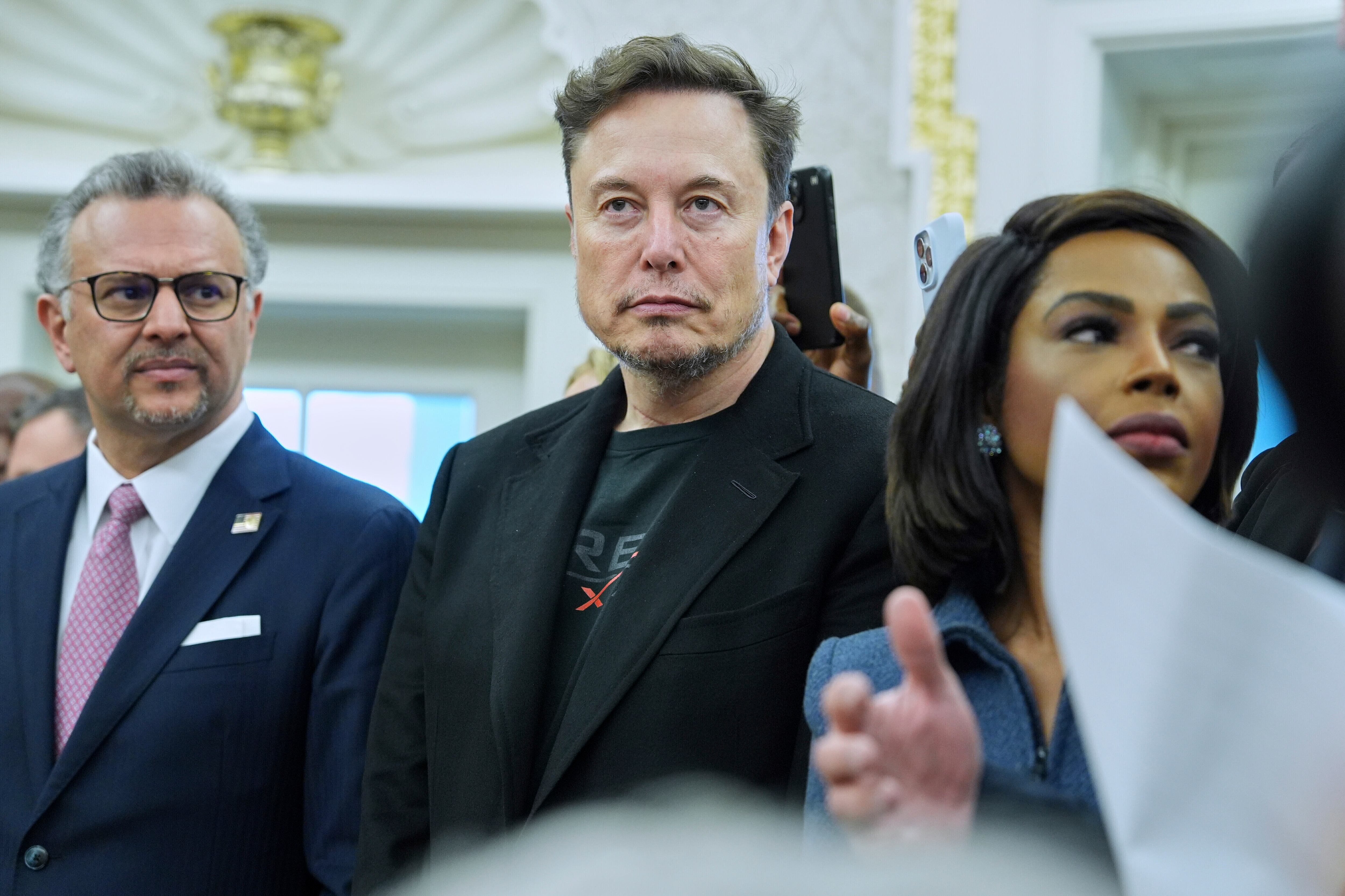 Elon Musk observa cómo el presidente Donald Trump se reúne con el presidente sudafricano Cyril Ramaphosa en el Despacho Oval de la Casa Blanca, el 21 de mayo de 2025, en Washington. (AP Foto/Evan Vucci)