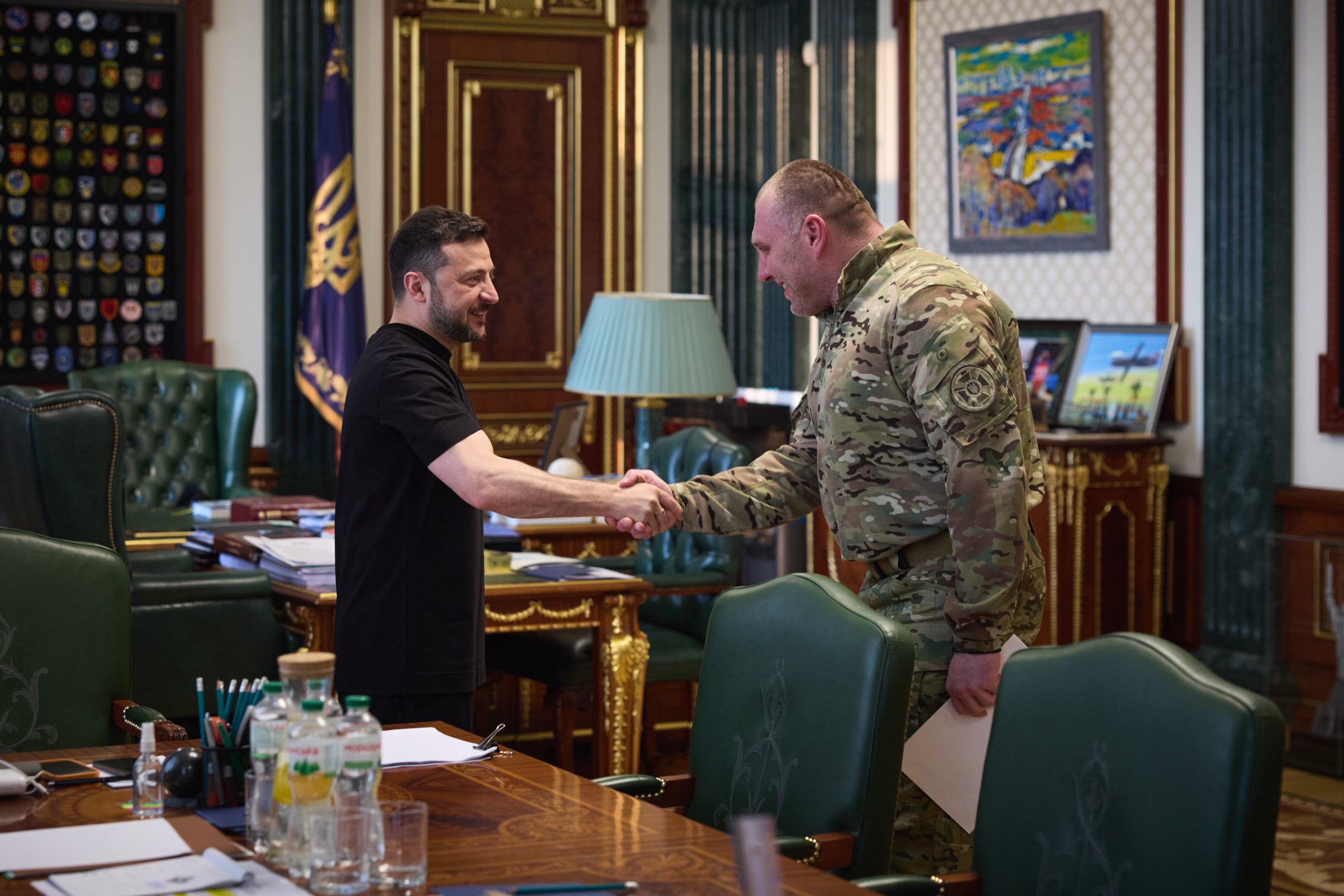 El presidente de Ucrania, Volodimir Zelensky, felicita al Jefe del Servicio de Seguridad de Ucrania, Vasyl Maliuk, tras el ataque masivo contra bases aéreas rusas