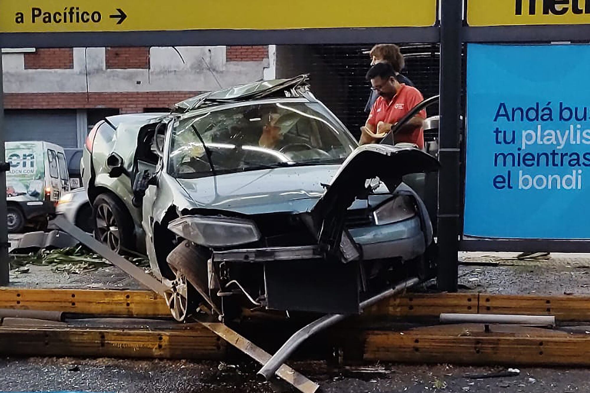 Un auto se incrusto en una parada de Metrobus sobre avenida Juan B. Justo
