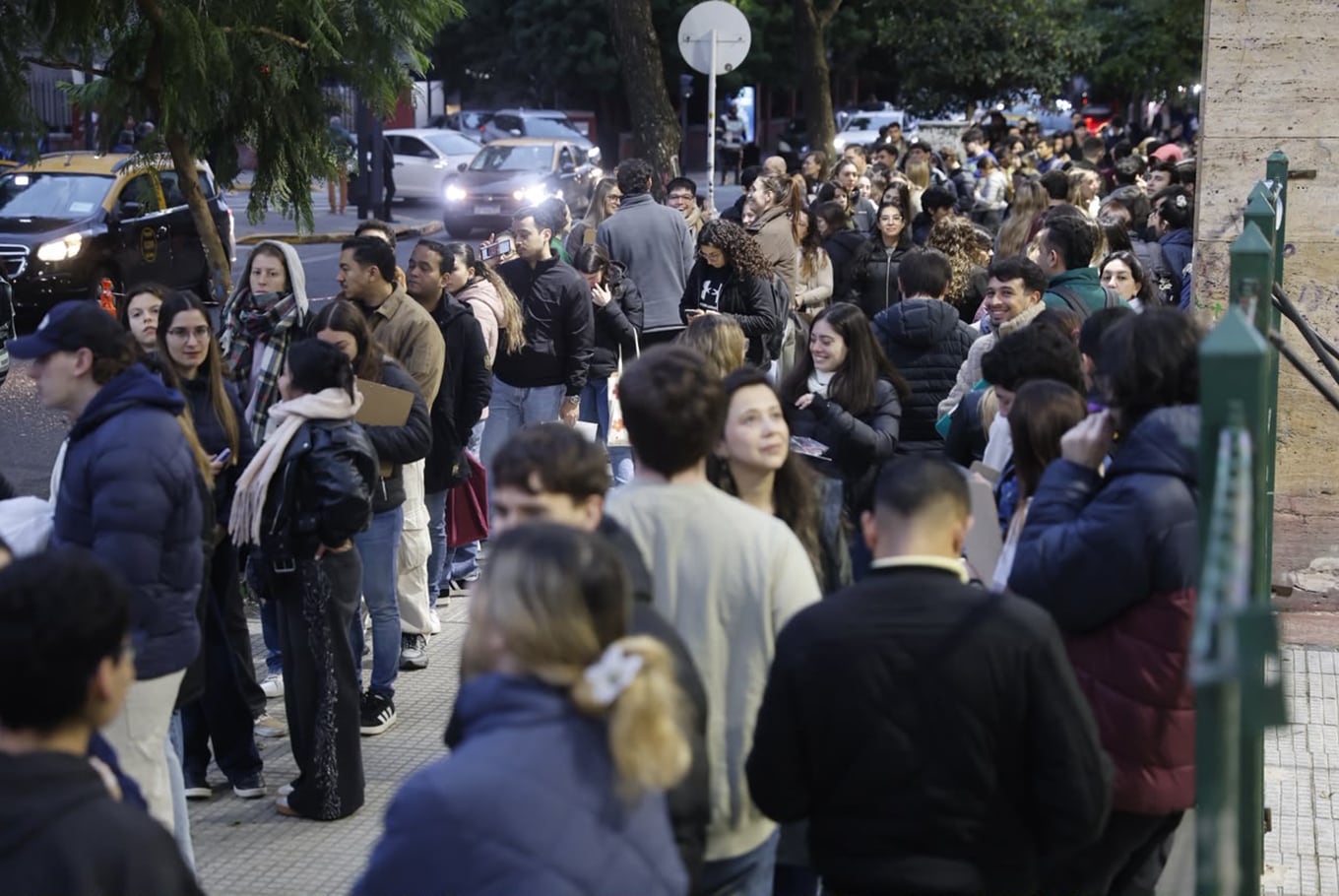 Largas filas desde temprano en las inmediaciones de la Facultad de Medicina reflejaron el récord de inscriptos para el examen de residencias