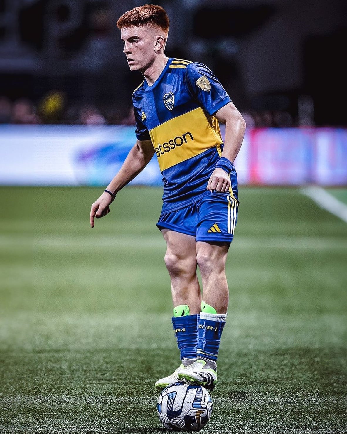 Valentín Barco se posa con ambos pies sobre la pelota durante el desquite entre Boca y Palmeiras, en San Pablo, de una semifinal de la Libertadores, en 2023.