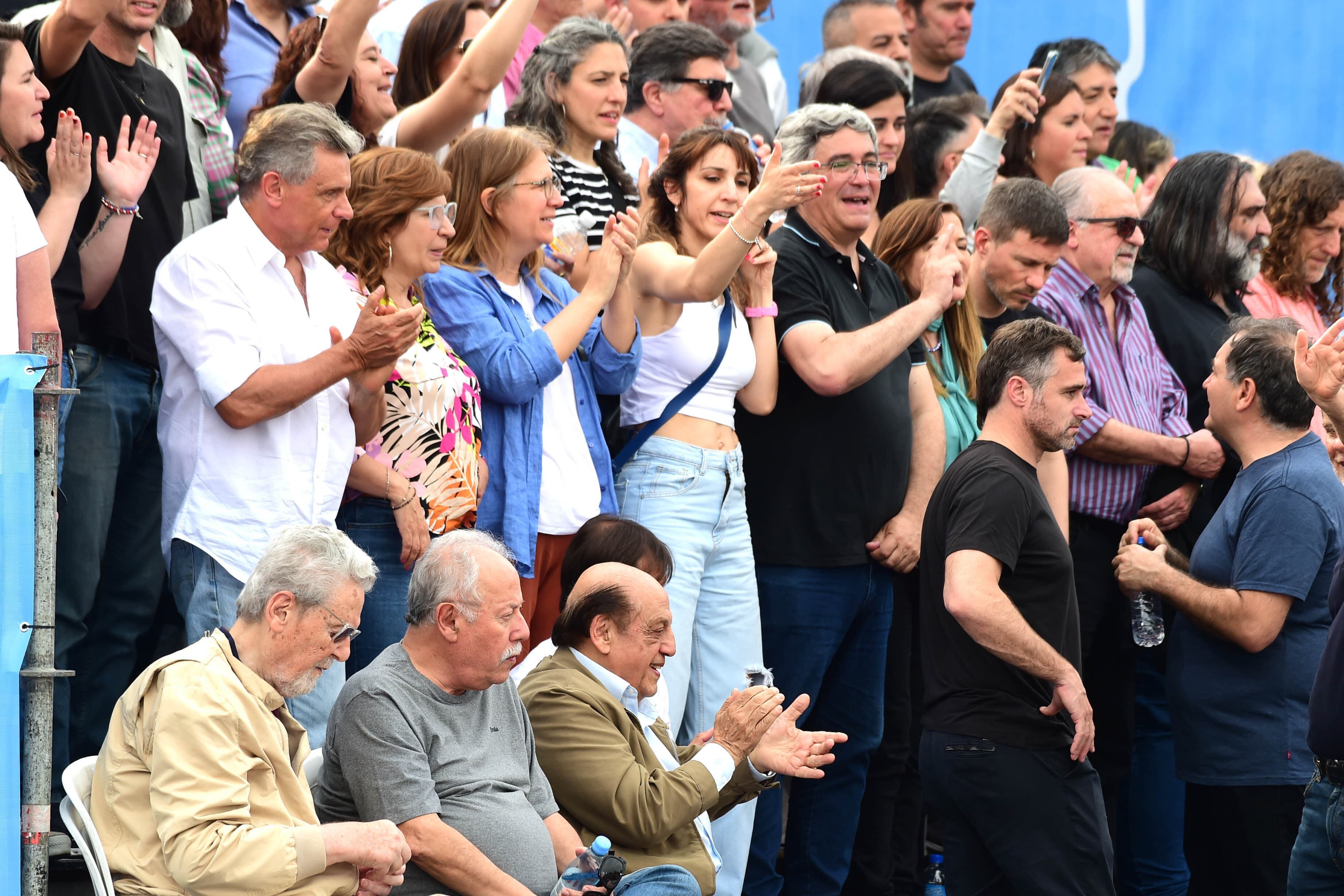 Kunkel, Cuto Moreno y Mussi, sentados en el escenario