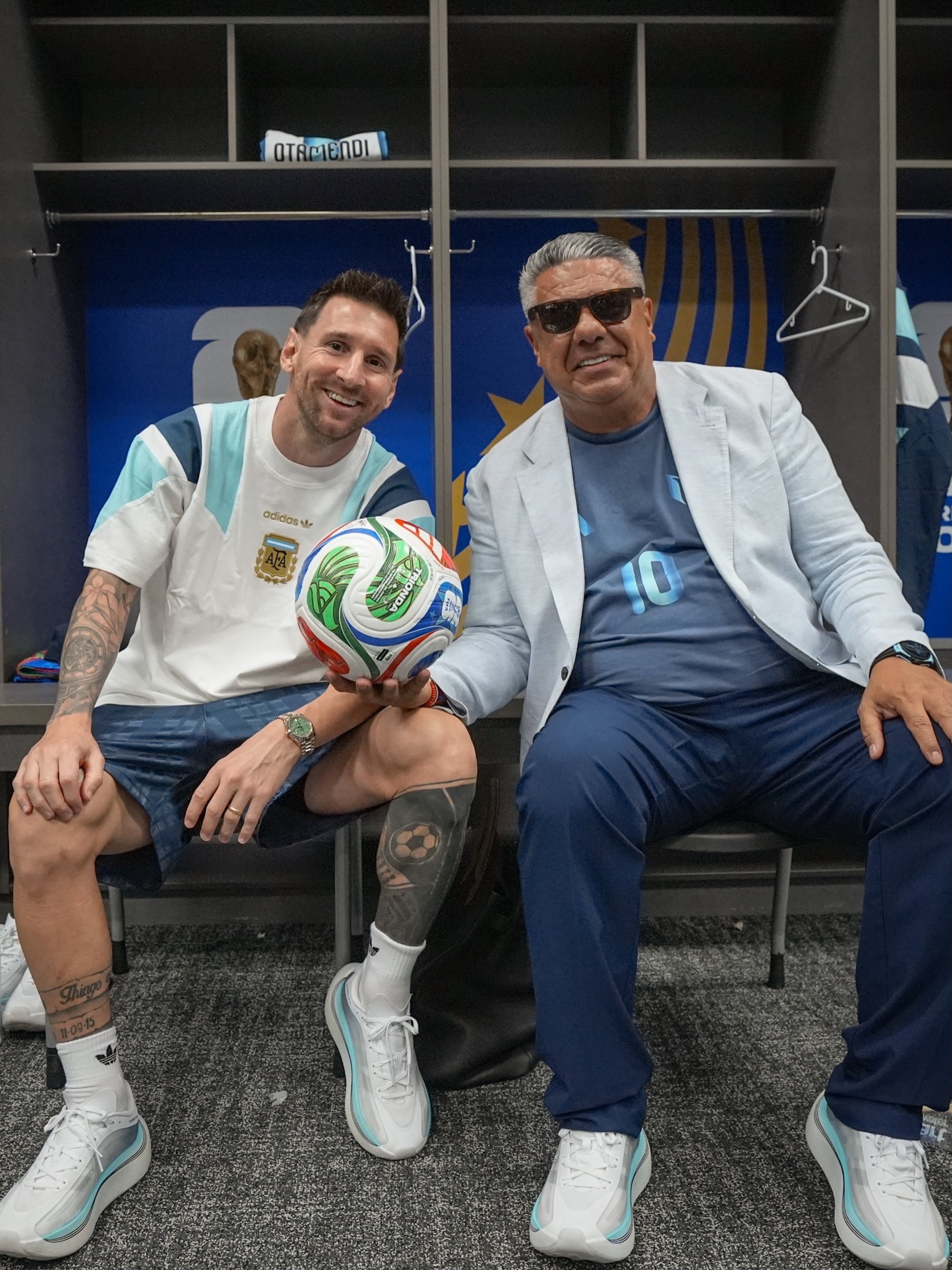 Tapia estrenó los lentes oscuros en el partido en el que Messi le marcó tres goles a Argelia