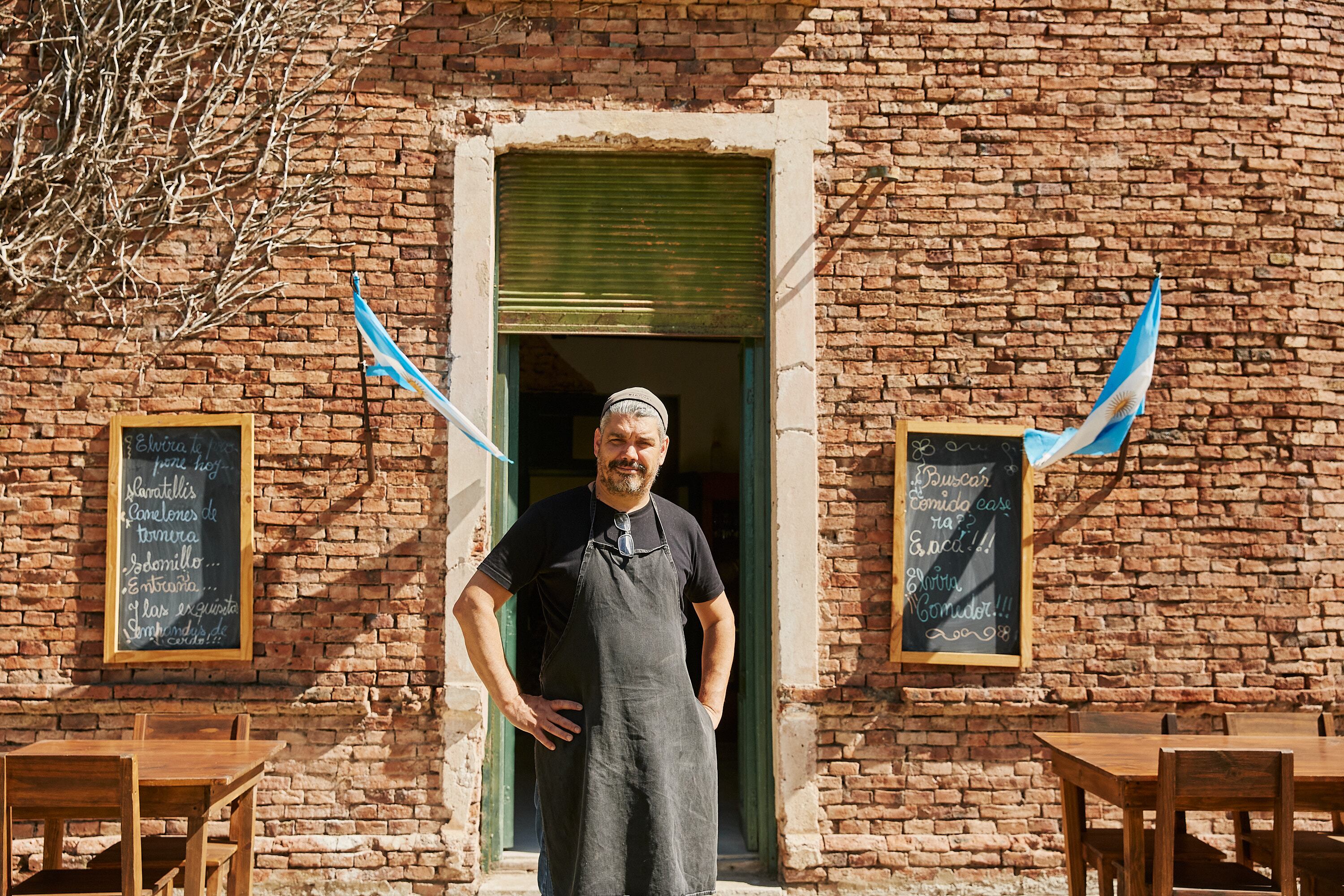 Elvira Comedor, de Ariel Cortés, saca partido de un espacio típico de pueblo del interior