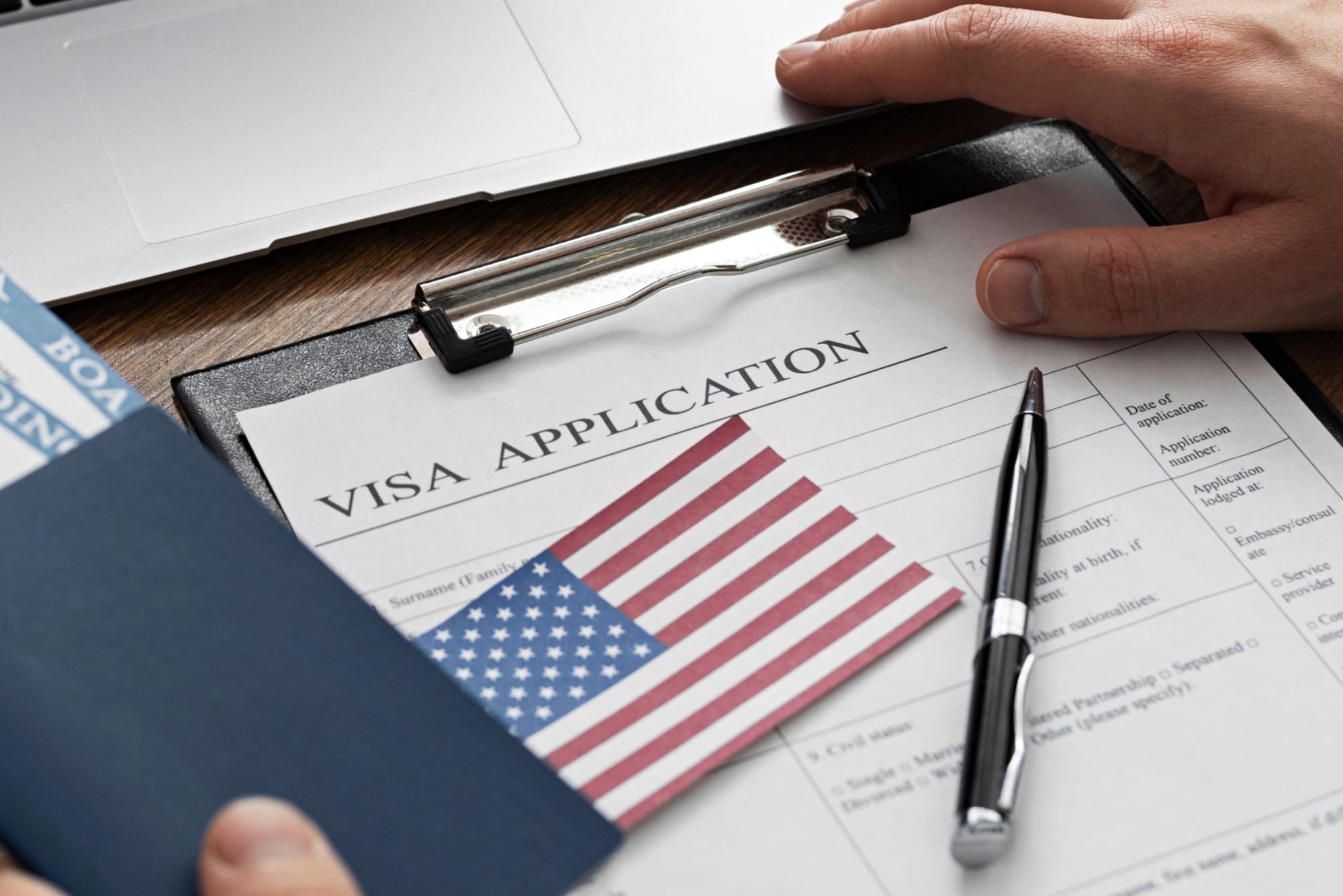 El programa permite a los oficiales consulares exigir el pago de una fianza a ciertos solicitantes de visa de no inmigrante como condición para su emisión