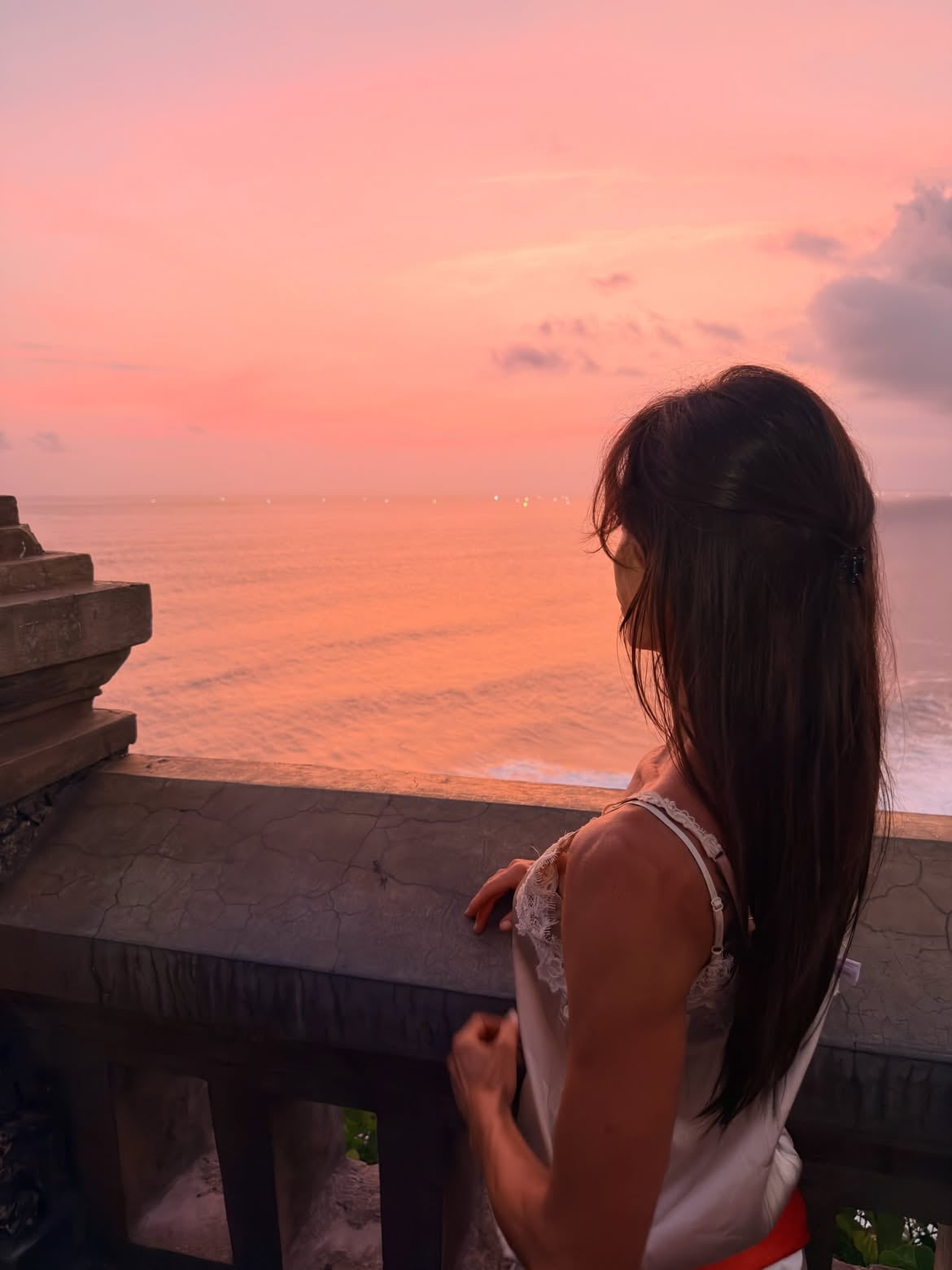 María Susini contempla el atardecer de Bali