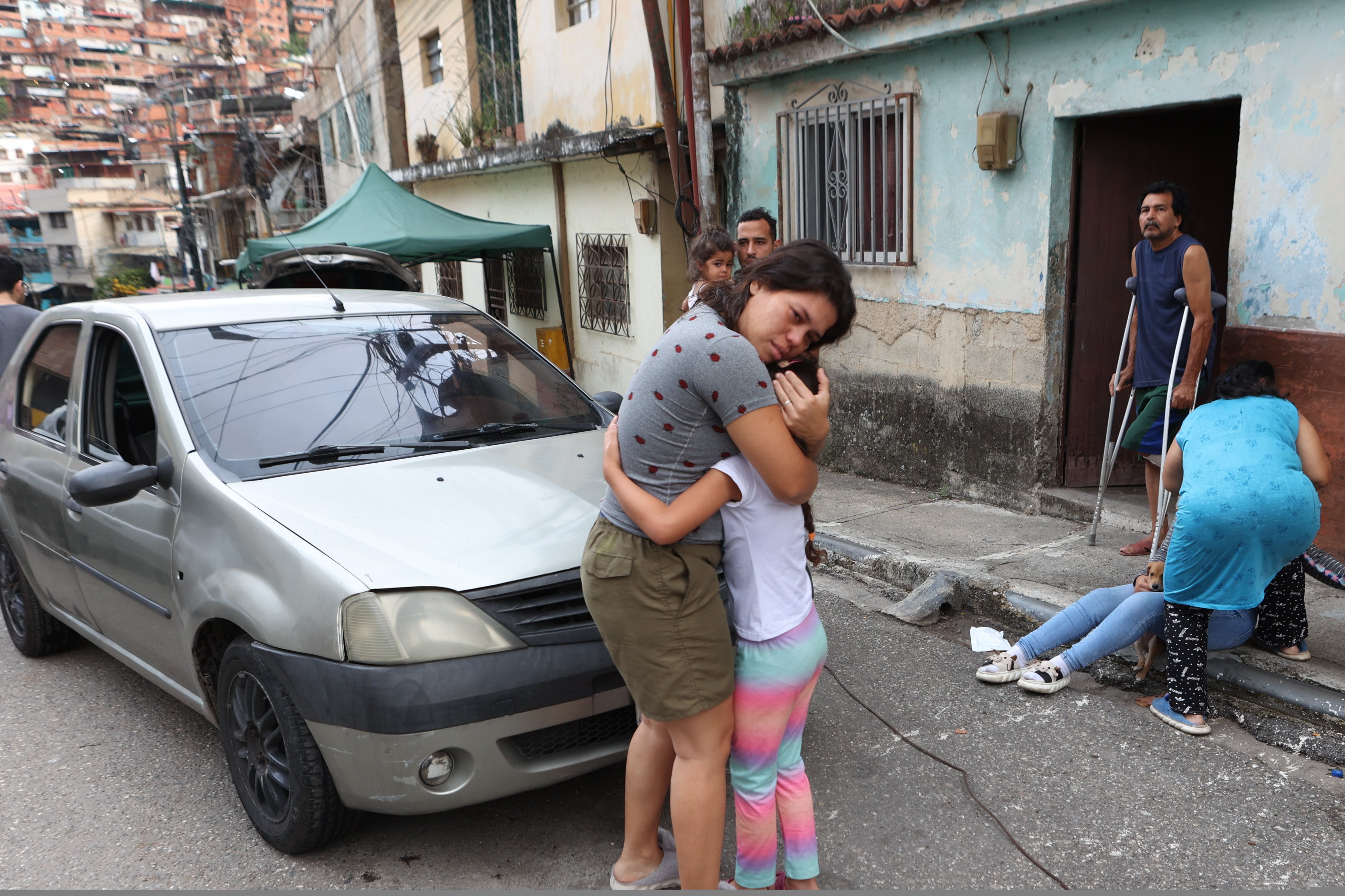 Una familia se abraza en las afueras del estado de Carabobo