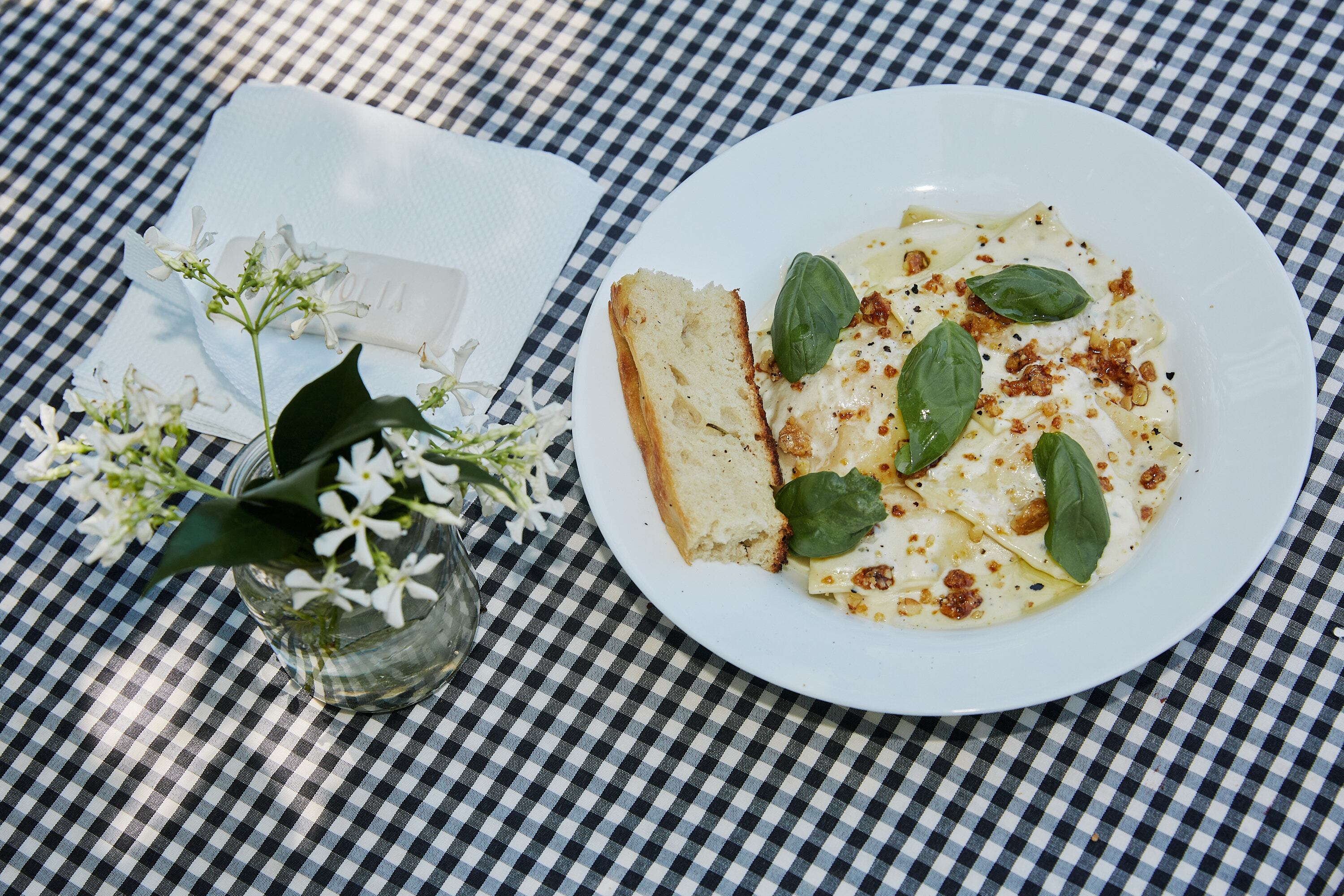 Raviolon de batata con queso azul y praline salado.
