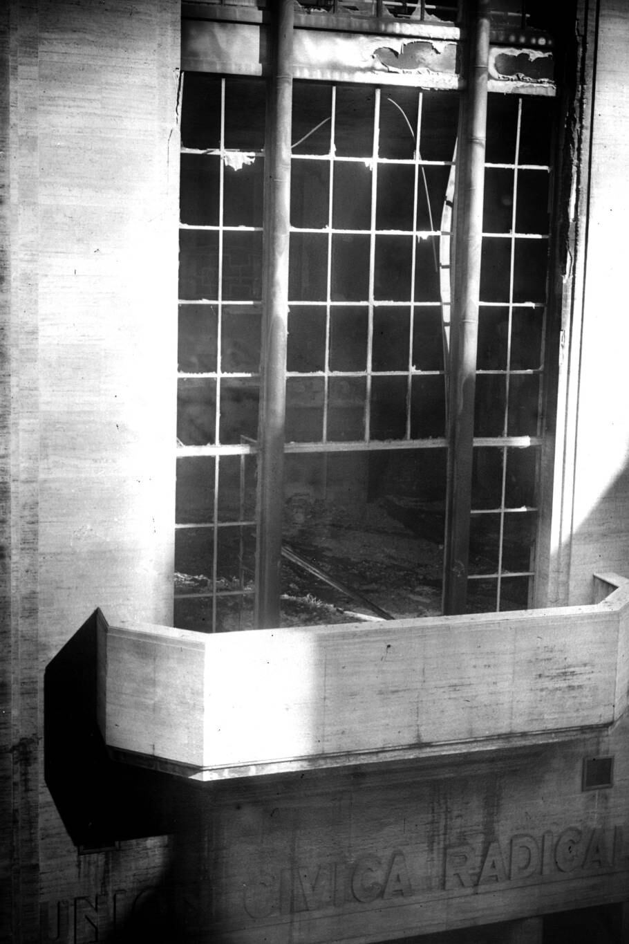 Una de las ventanas de la Casa Radical, tras los destrozos