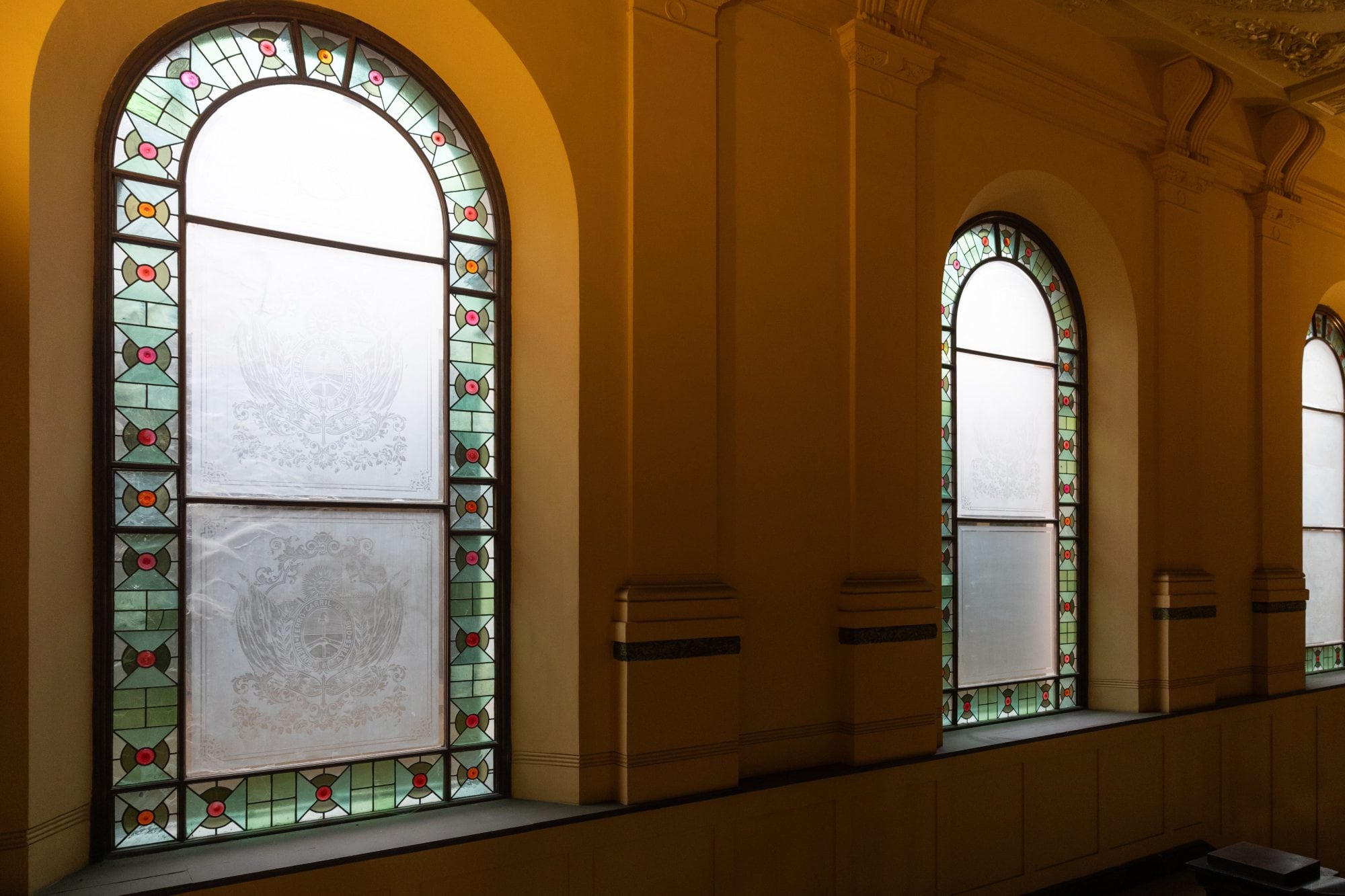 Aún se conserva el casco histórico del primer edificio, enmarcado por ventanas con detalles biselados