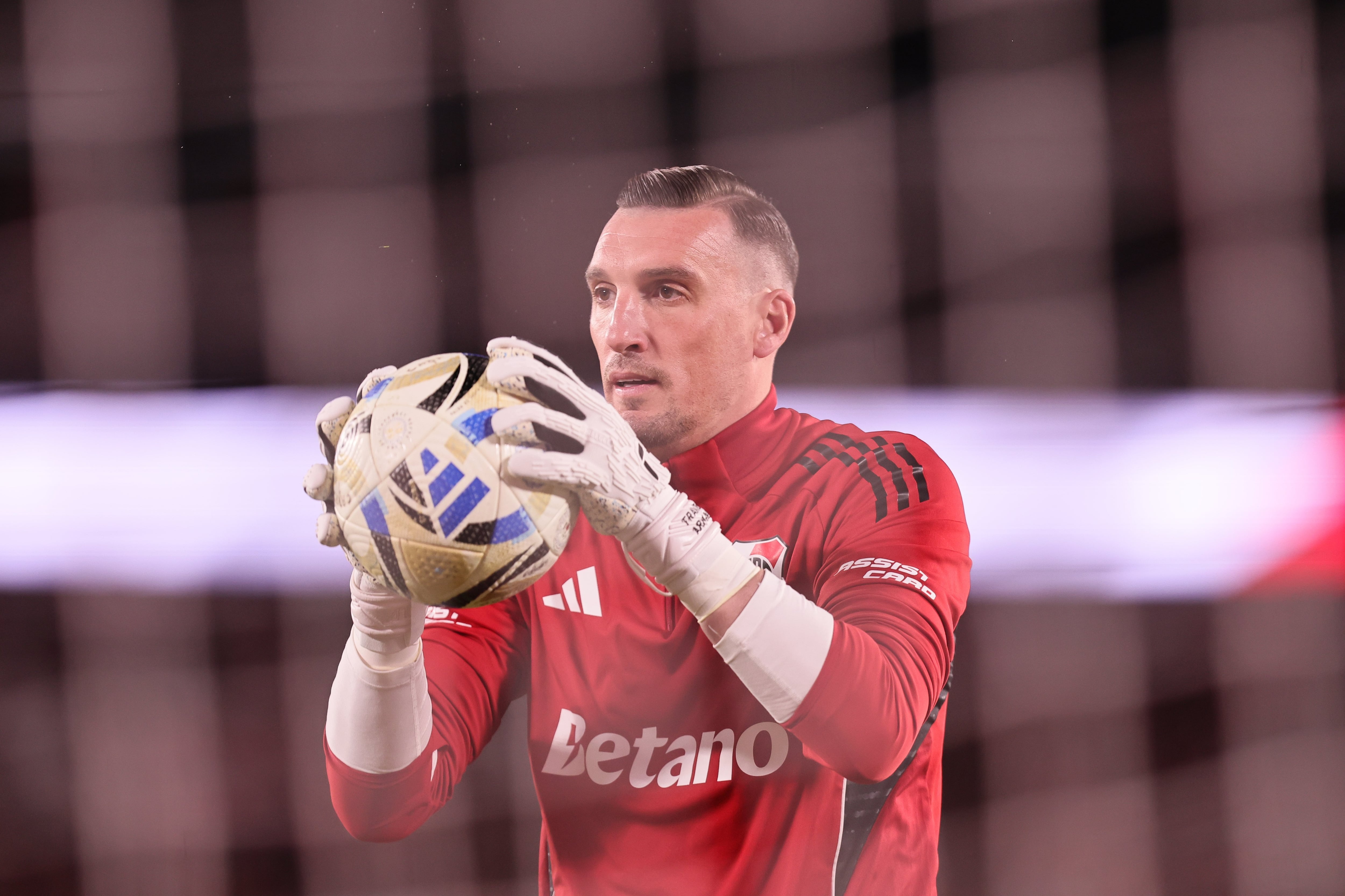 Franco Armani hizo el calentamiento en su regreso a las convocatorias de River, tras 69 días; es suplente ante Gimnasia de La Plata