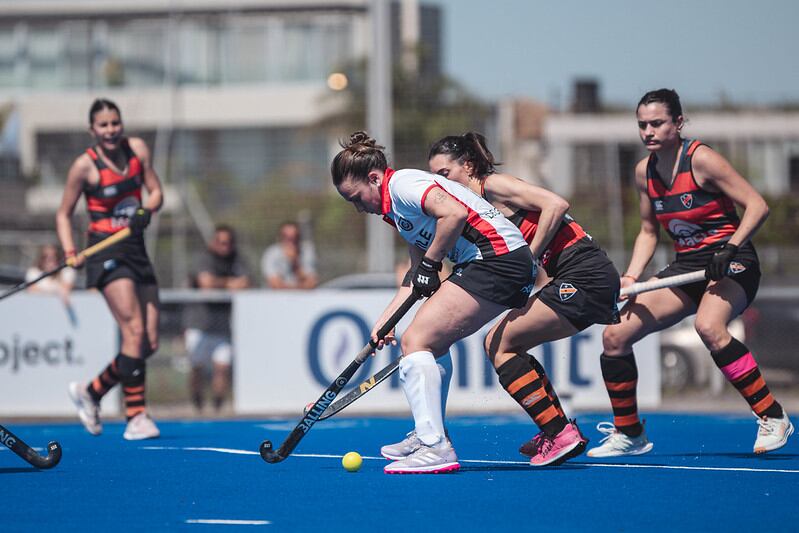 Una jugadora de Arquitectura protege la bocha en el partido ante Olivos