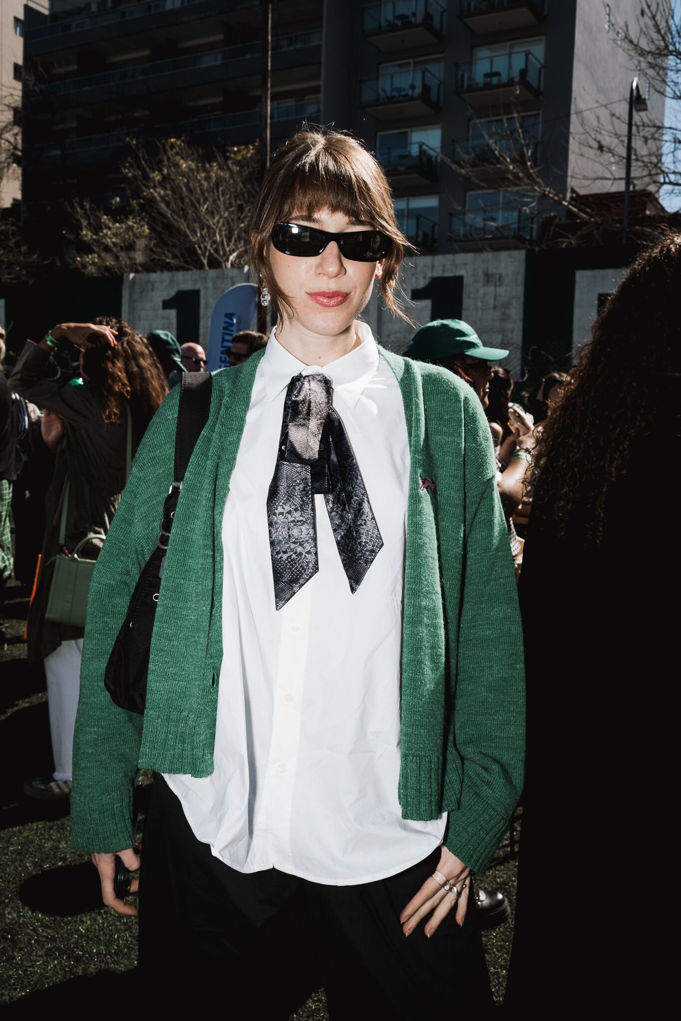 Kati Vara en el desfile de Revolver en la cancha de Excursionistas