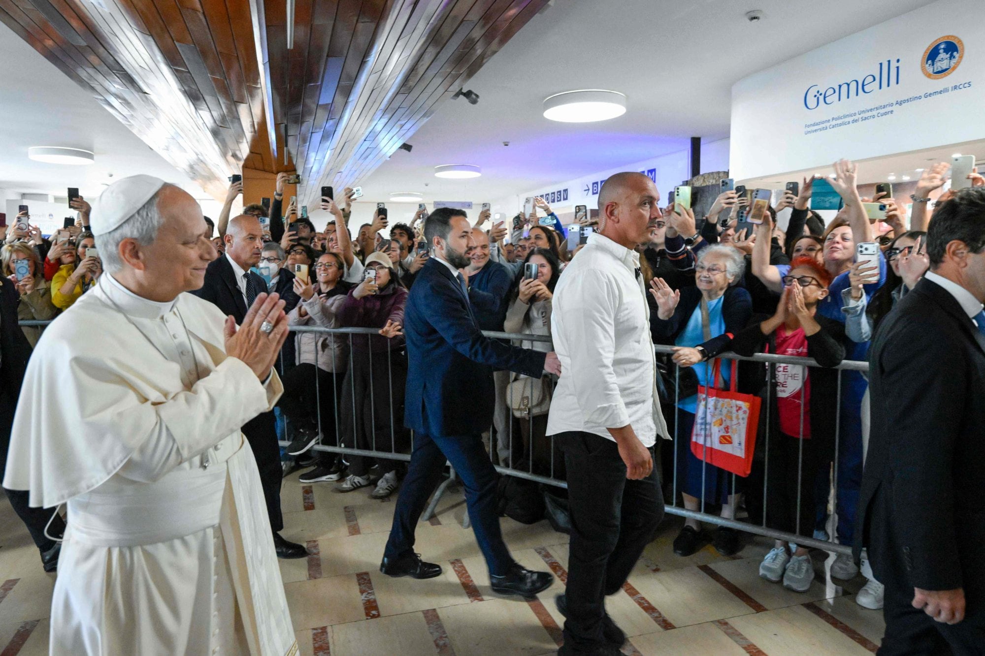 Preocupación, oraciones y silencio, las primeras reacciones en la Iglesia argentina por el resultado de la operación de León XIV