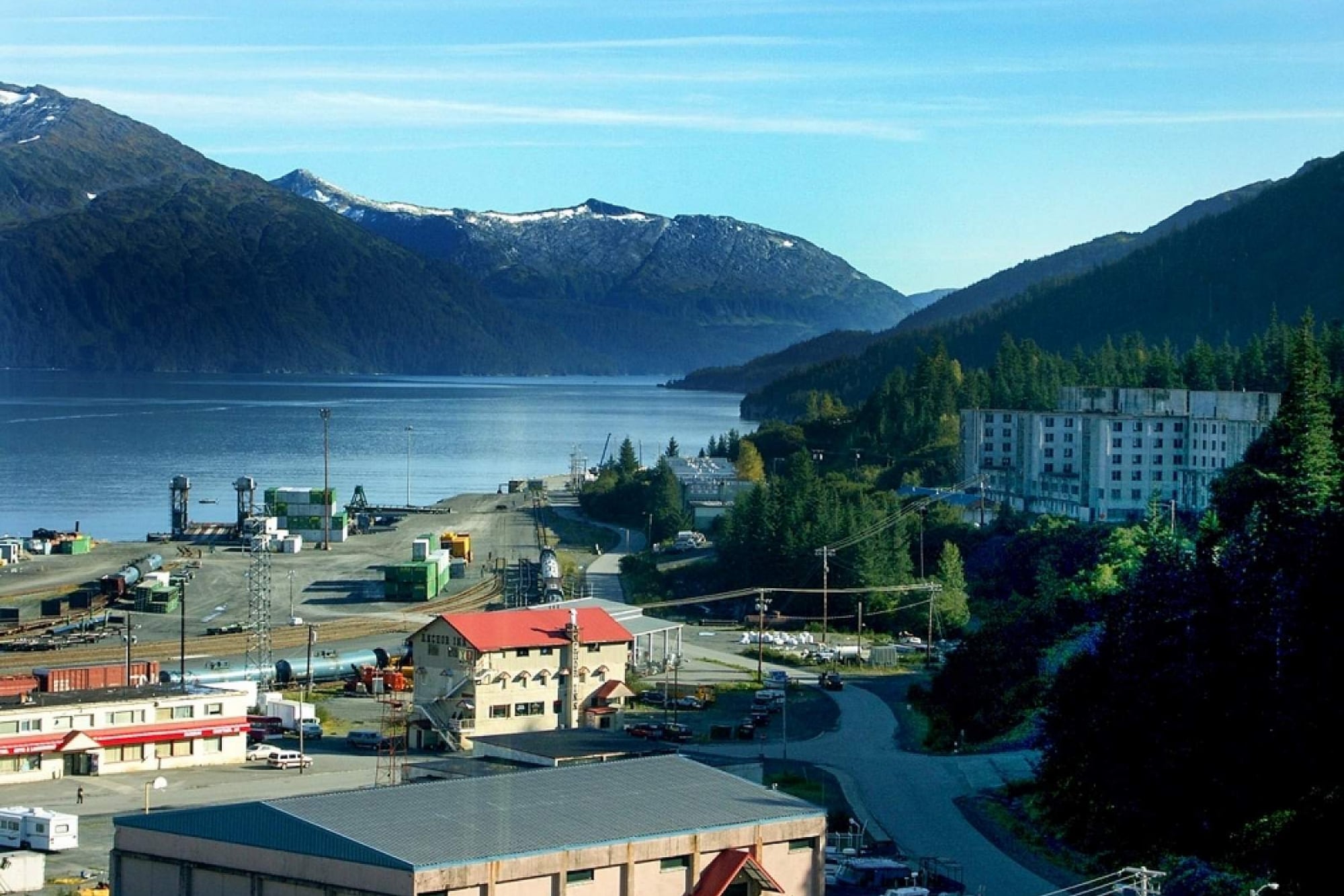 El pueblo de Alaska donde casi todos viven en un mismo edificio de 14 pisos y los niños cruzan un túnel para ir a la escuela