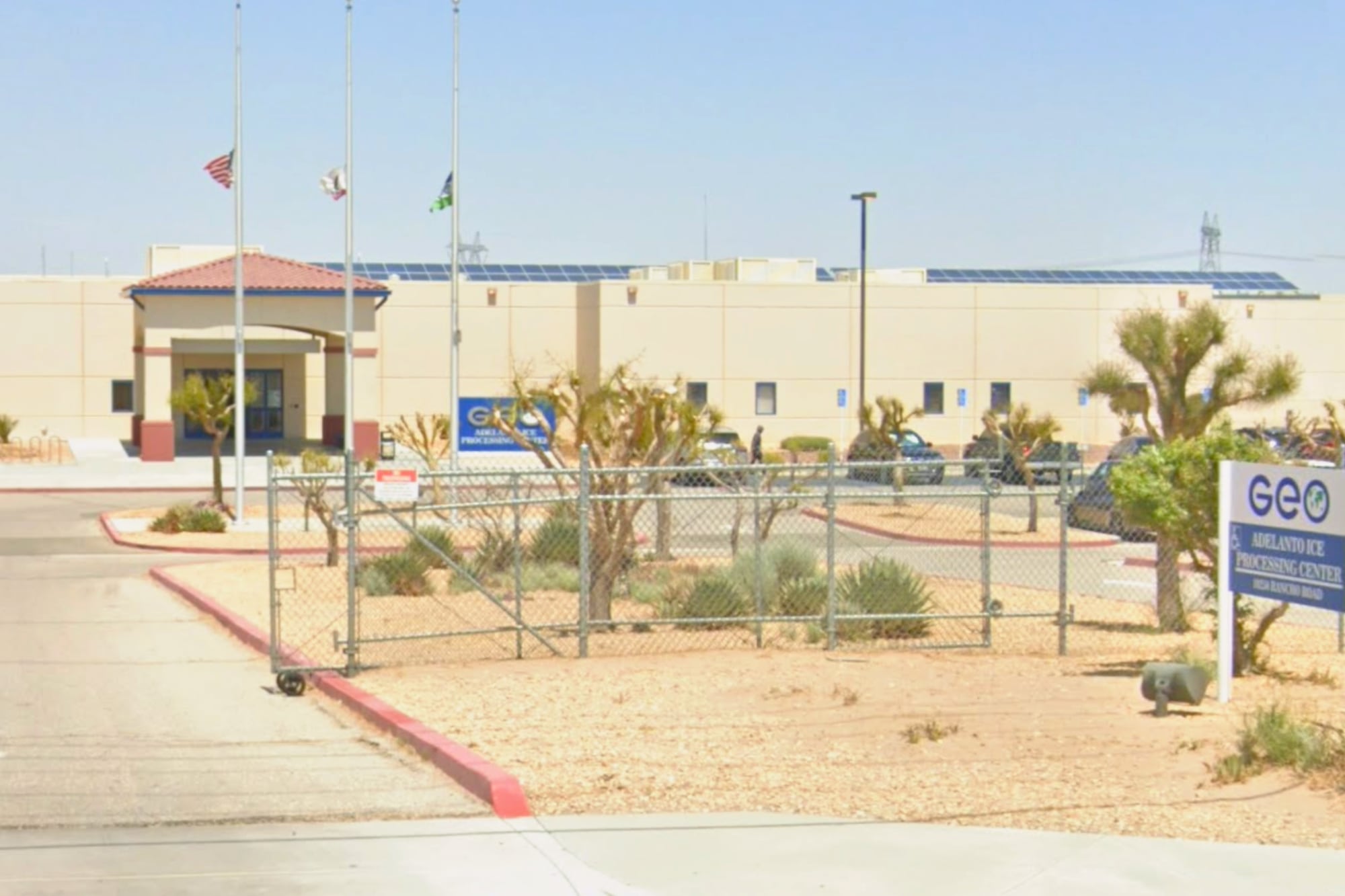 La demanda exige una multa diaria de US$500 por cada infracción que persista en el centro de procesamiento del ICE en Adelanto