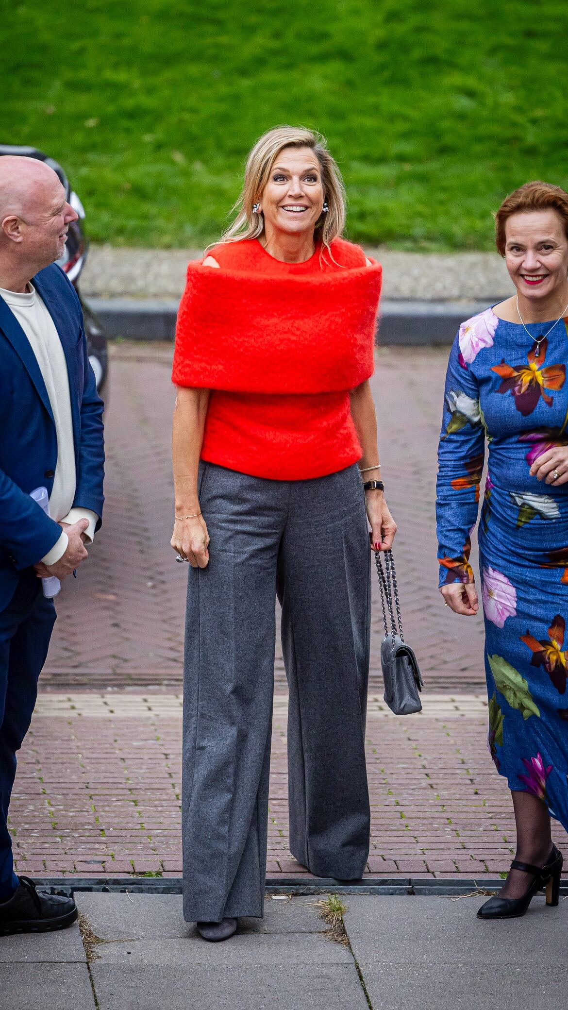 El original suéter rojo con el que Máxima Zorreguieta marcó tendencia y se robó todas las miradas 8 Para la jornada la reina se lució con un suéter rojo que causó furor (Foto: Instagram @patrickvkatwijk)