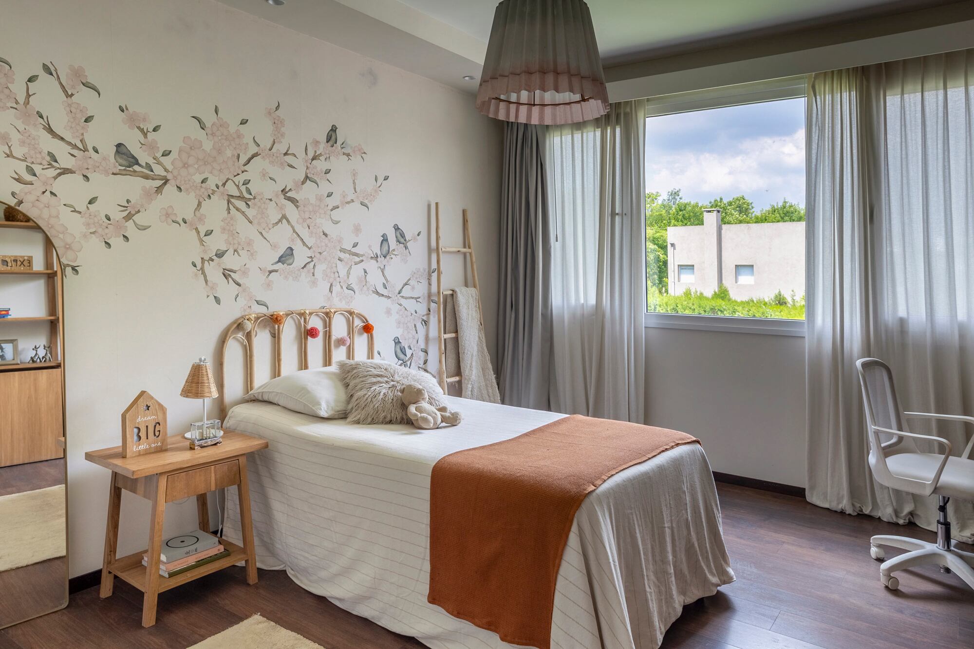 Papel (Berry Design). Cama de caña y mesa de luz (Manada Almacén).