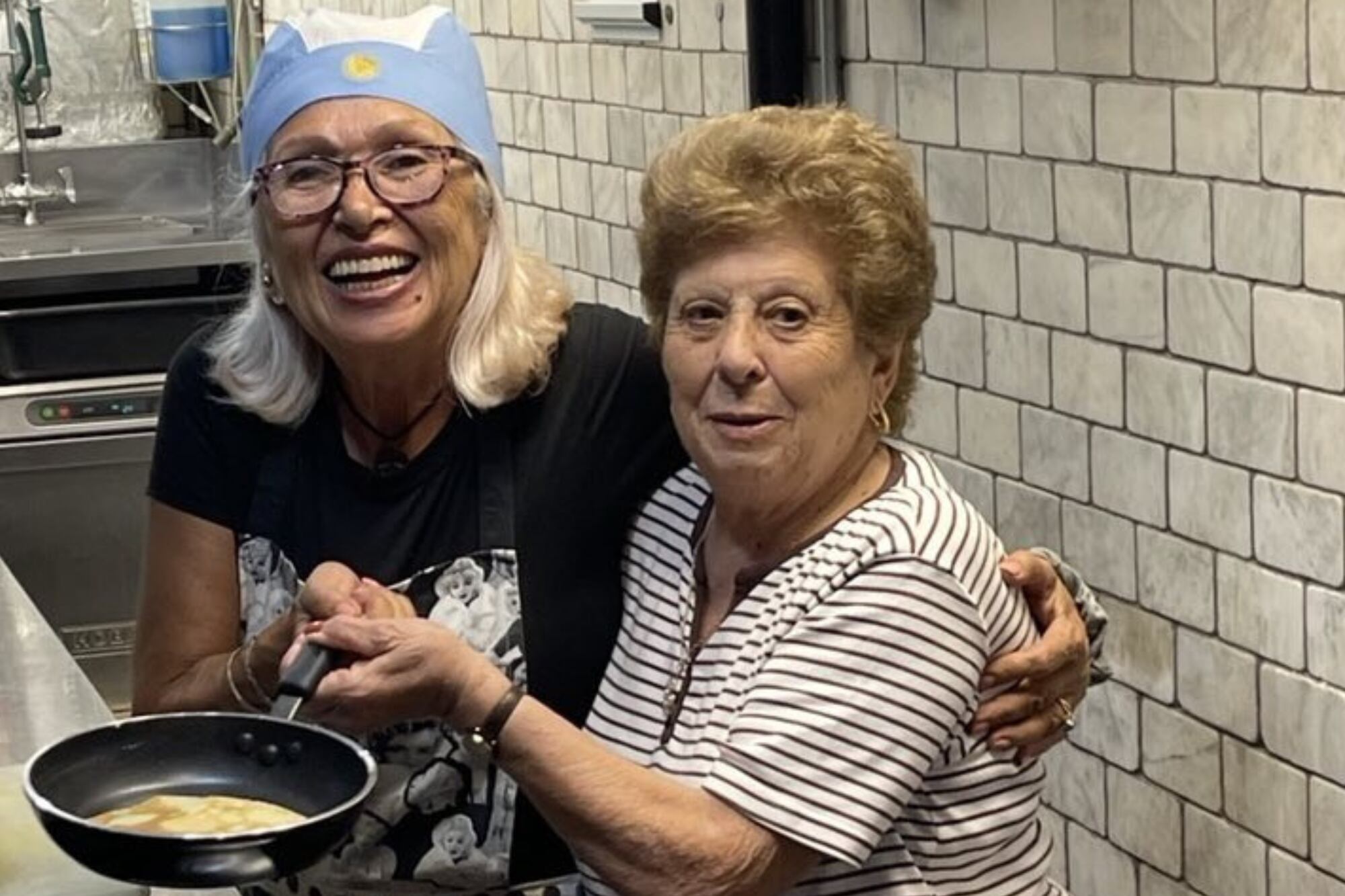 La nueva película de Netflix, Nonnas, está inspirada en la historia real de un restaurante en el que cocinan abuelas de diferentes partes del mundo (Foto: Instagram @enoteca_maria)