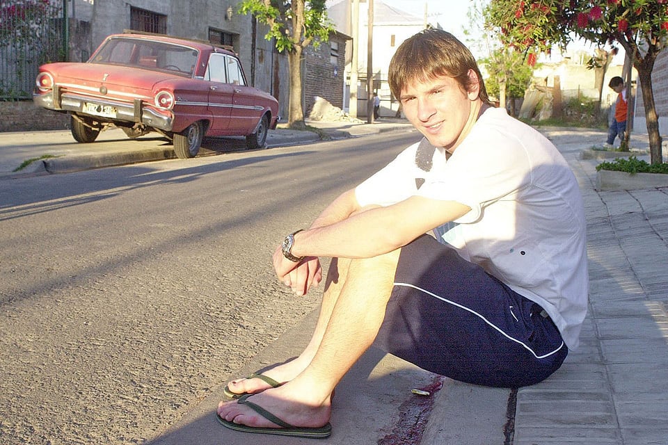 El joven Messi en una de sus últimas visitas al barrio rosarino