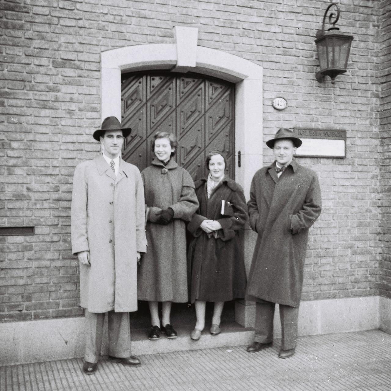 Puerta de ingreso a la Iglesia Sueca, año 1953; Bela Leskó (fue pastor titular durante un tiempo), Eva Leskó (su esposa), Margareta Ruuth (esposa de Anders Ruuth) y Anders Ruuth (pastor titular De la Iglesia Sueca en Oberá que hacía remplazos del pastor en Buenos Aires)