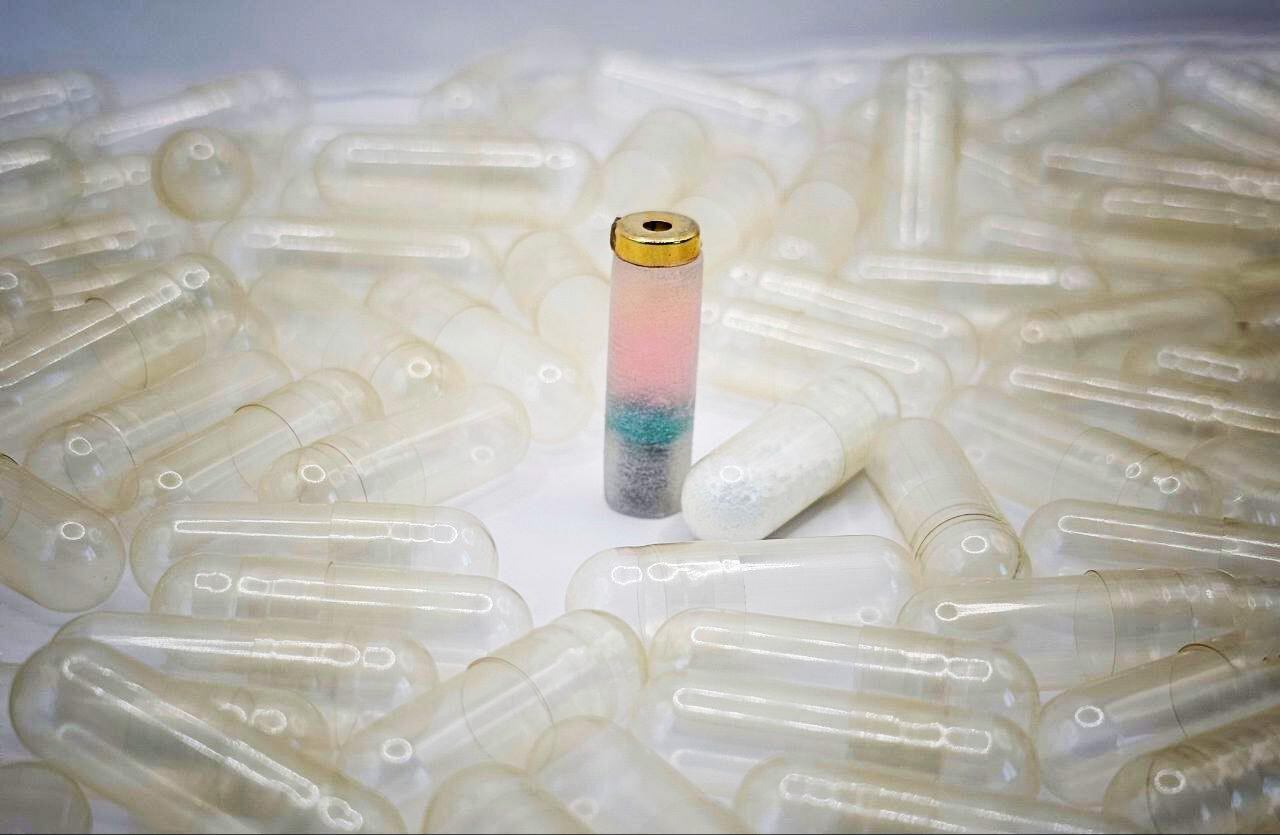 Una biompresora del tamaño de una pildora; el paciente la traga, y la biotinta que contiene se activa desde el exterior con un rayo láser; permite crear una base que ayudar a las células del cuerpo a crecer y reparar una lesión interna