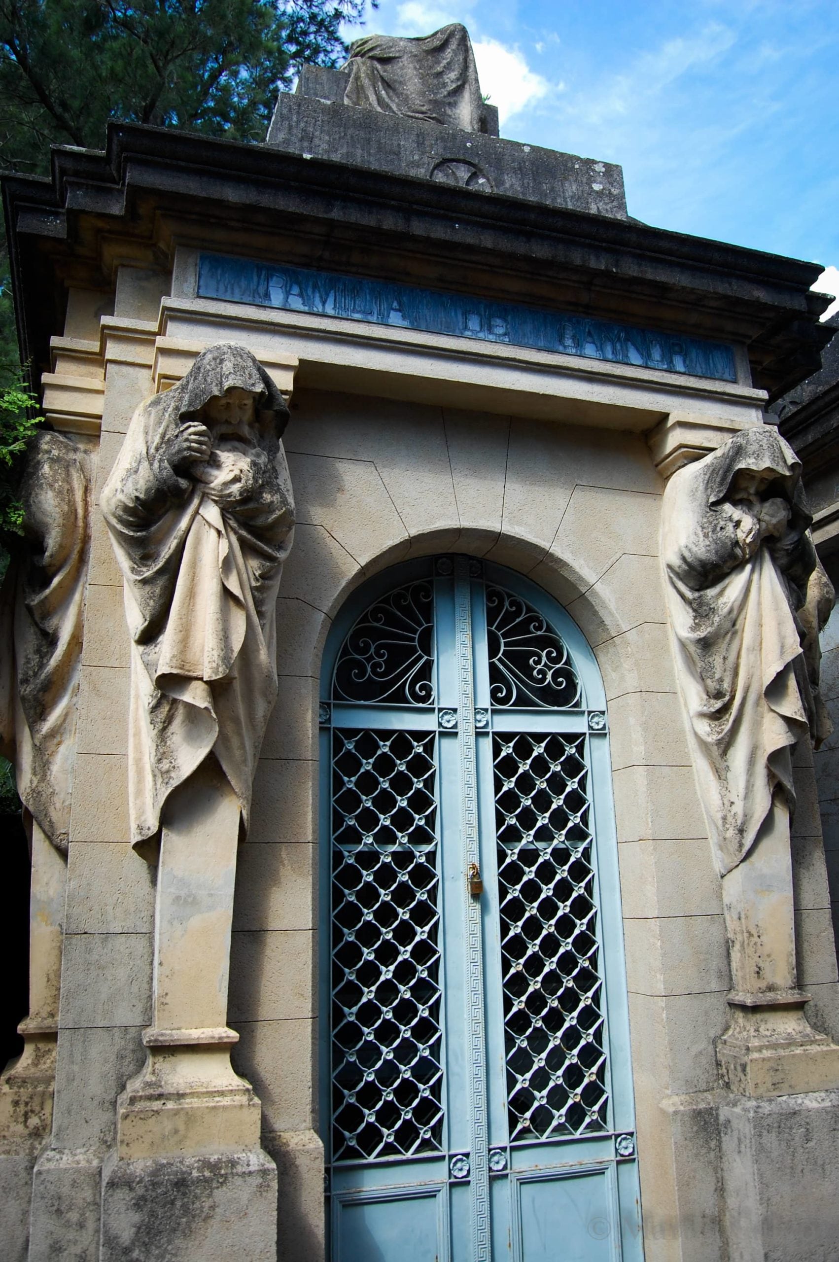 El cementerio de Capilla del Señor tiene símbolos masones, al igual que en otros sitios de la ciudad