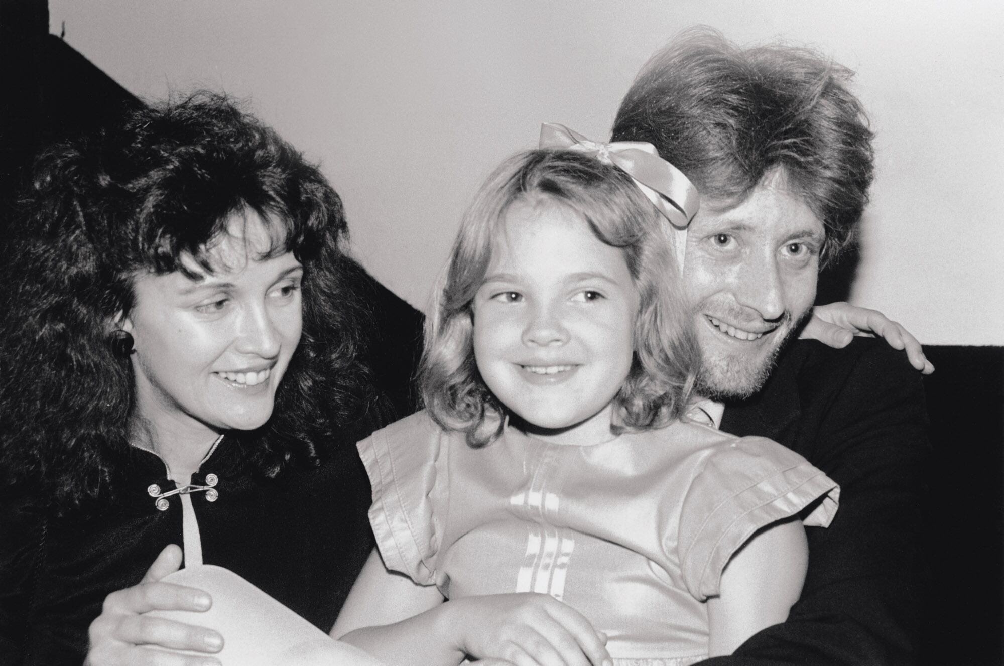 Con sus padres, John Drew Barrymore y Jaid Barrymore, la pequeña Drew sonríe con picardía