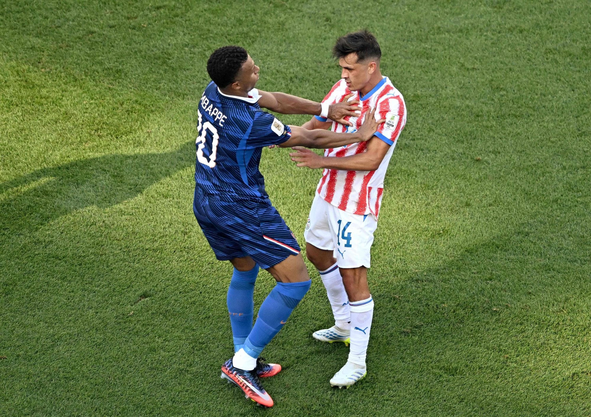 Kylian Mbappé contra Andrés Cubas, en el primer tiempo