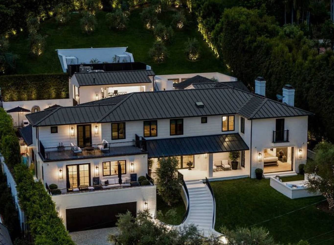 La mansión de Rihanna está ubicada en Beverly Hills y ella la compró a fines del año pasado por US$13,8 millones