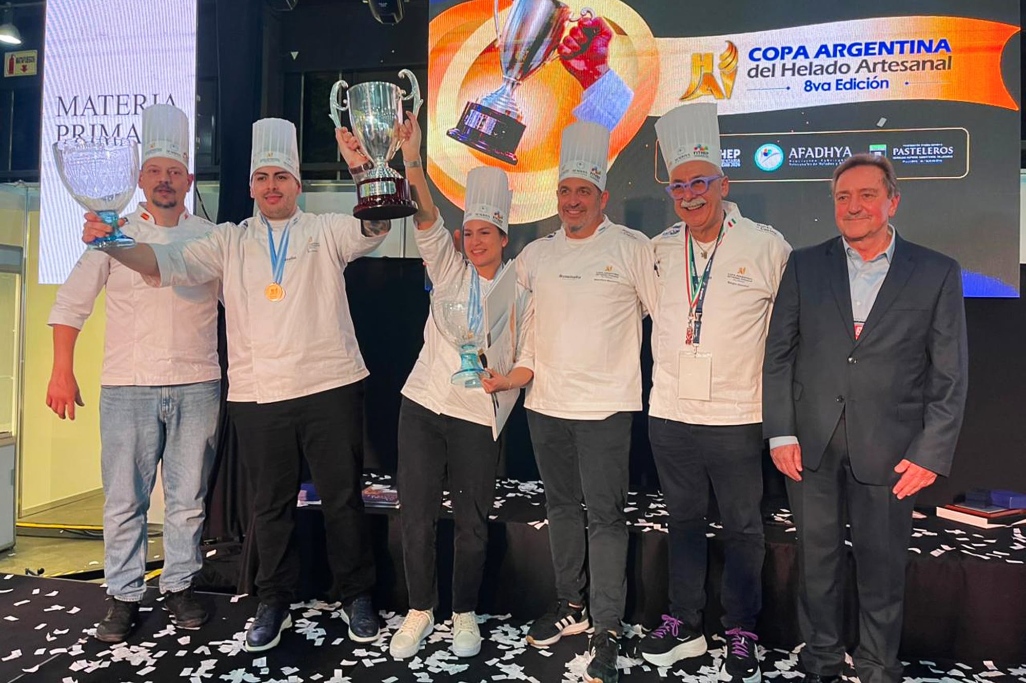 La entrega de la Copa Argentina del Helado Artesanal a los ganadores, Verónica Díaz y Matías Jiménez