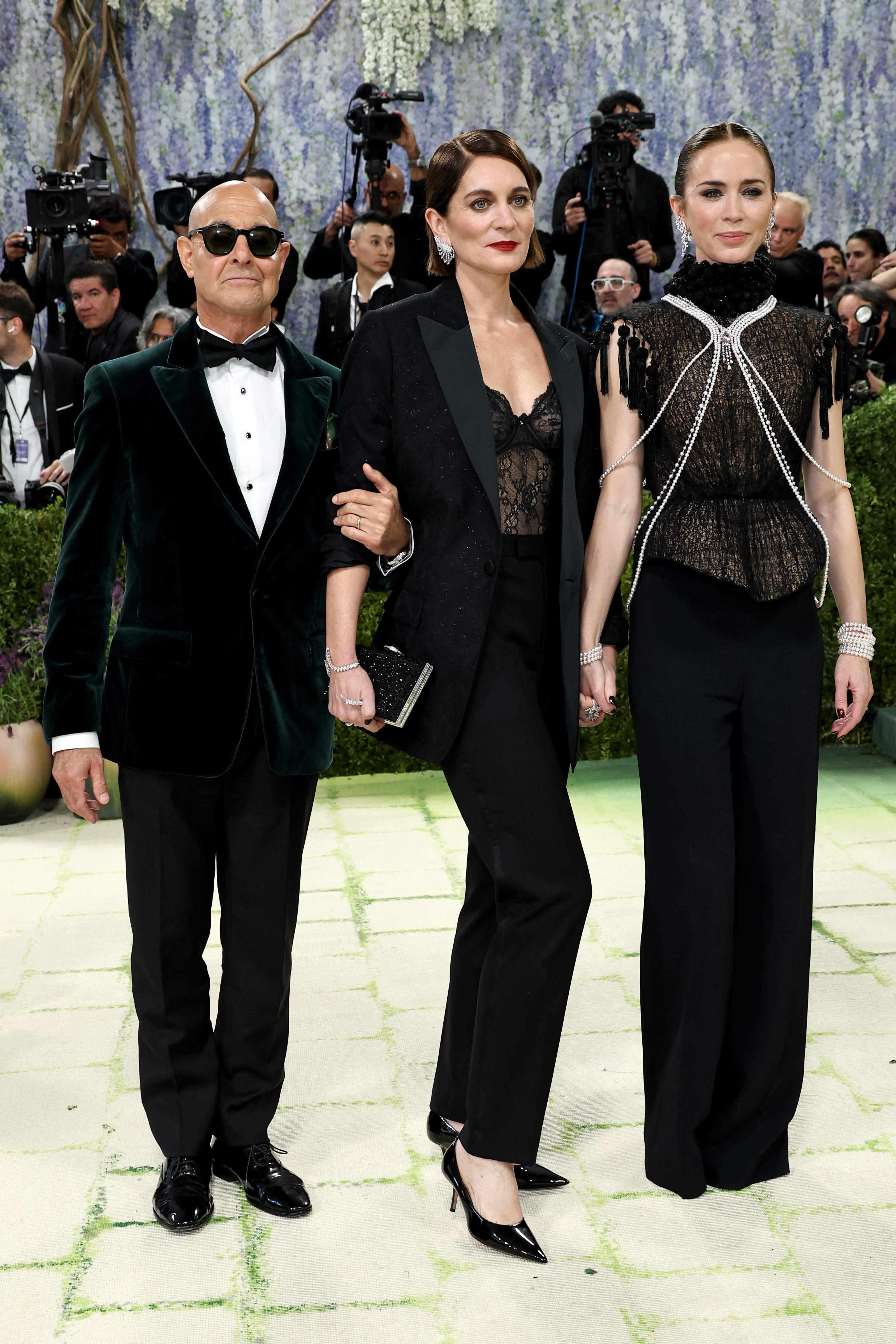 Todo queda en familia. Stanley Tucci junto a su esposa, Felicity Blunt y su cuñada Emily. Los tres eligieron looks monocromáticos en negro