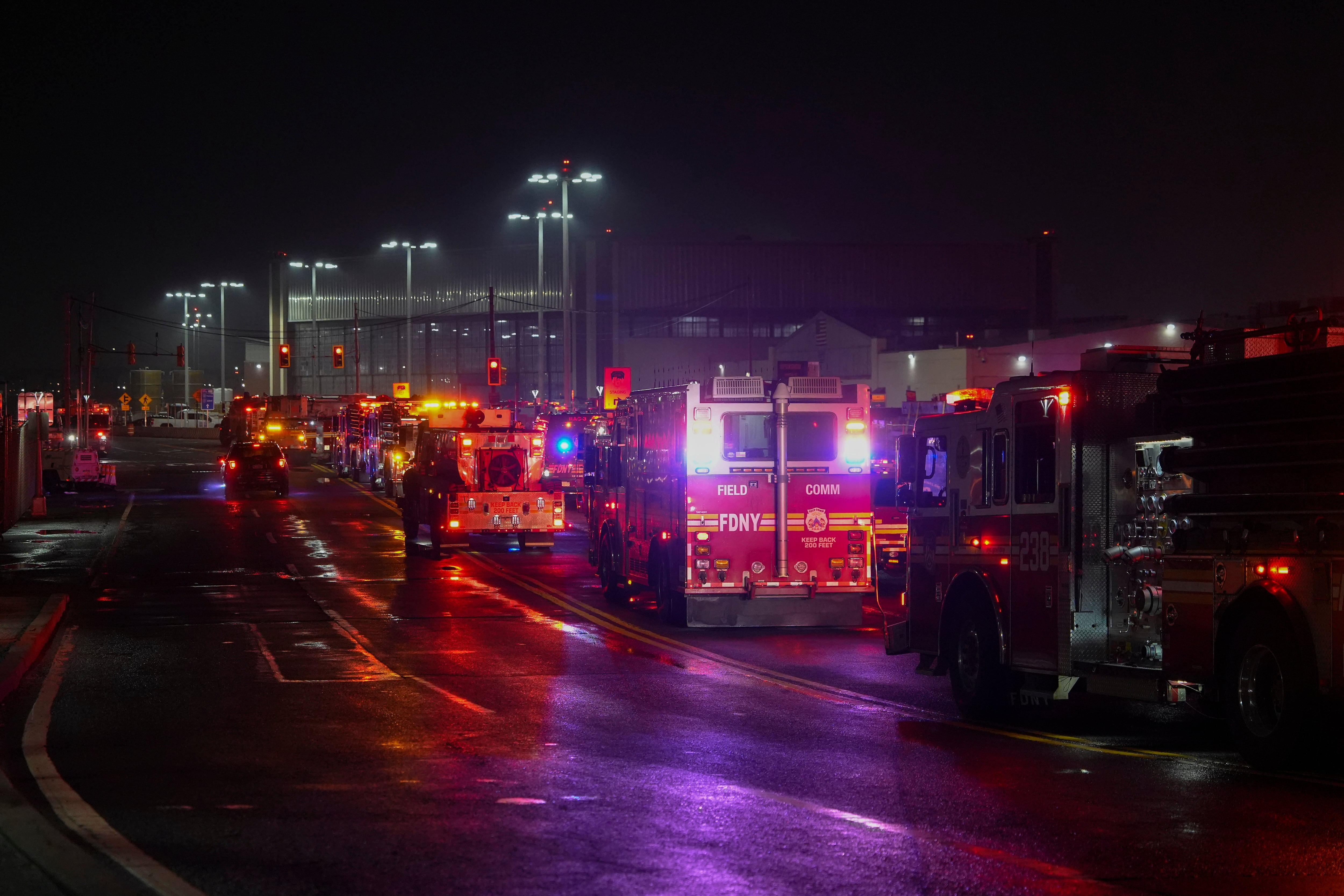 Bomberos hacen fila delante del Aeropuerto de LaGuardia