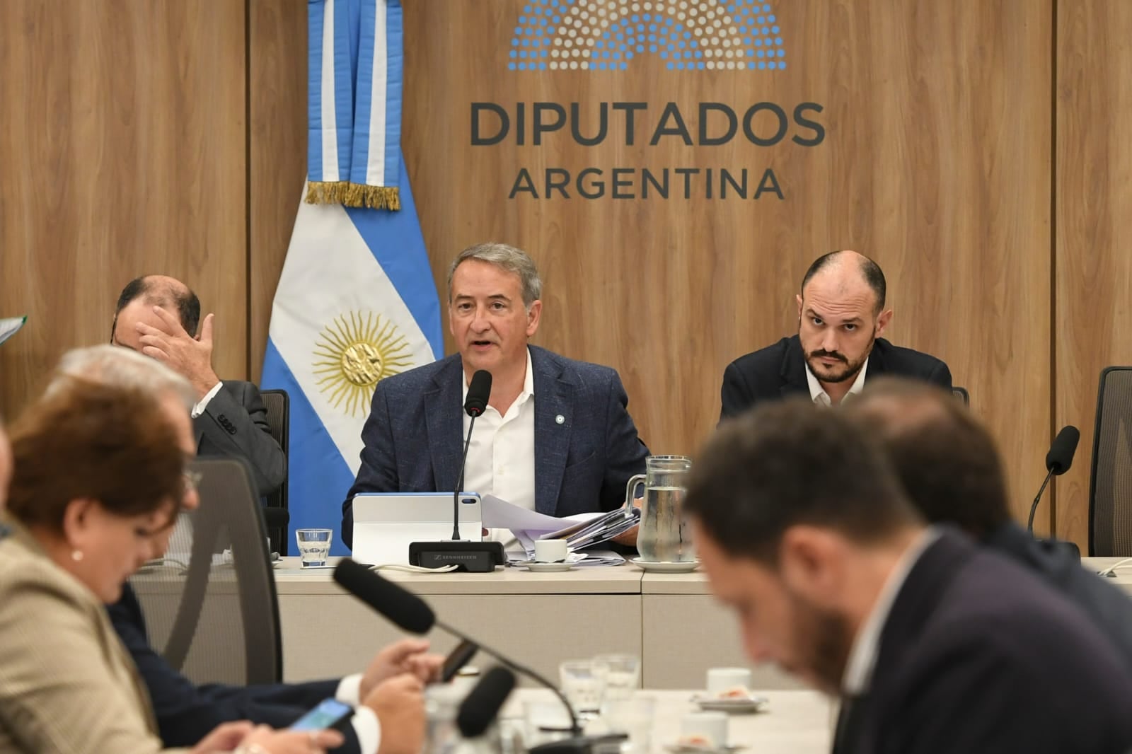 El Gobierno defendió su propuesta para regular el lobby y la oposición exigió incluir en el régimen a los jueces