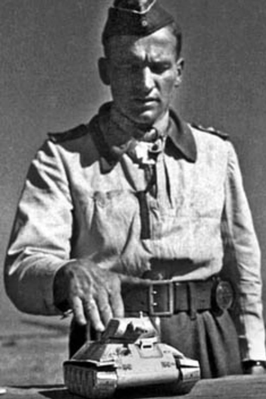 El as de la aviación alemana, ferviente defensor del nazismo, que contrató Perón para fabricar el Pulqui II 10 Hans Ulrich Rudel señala los lugares vulnerables por donde atacar a los tanques soviéticos