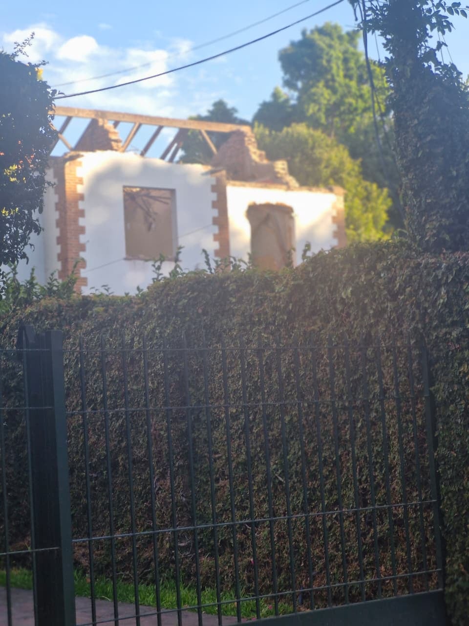 El techo de la centenaria casa Basset Smith ya fue removido