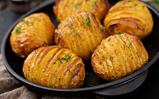 Las papas son una fuente de vitaminas, minerales y otros nutrientes importantes; sin embargo, la forma de cocinarlas puede influir en sus beneficios para la salud. (Foto referencial: Magnific)